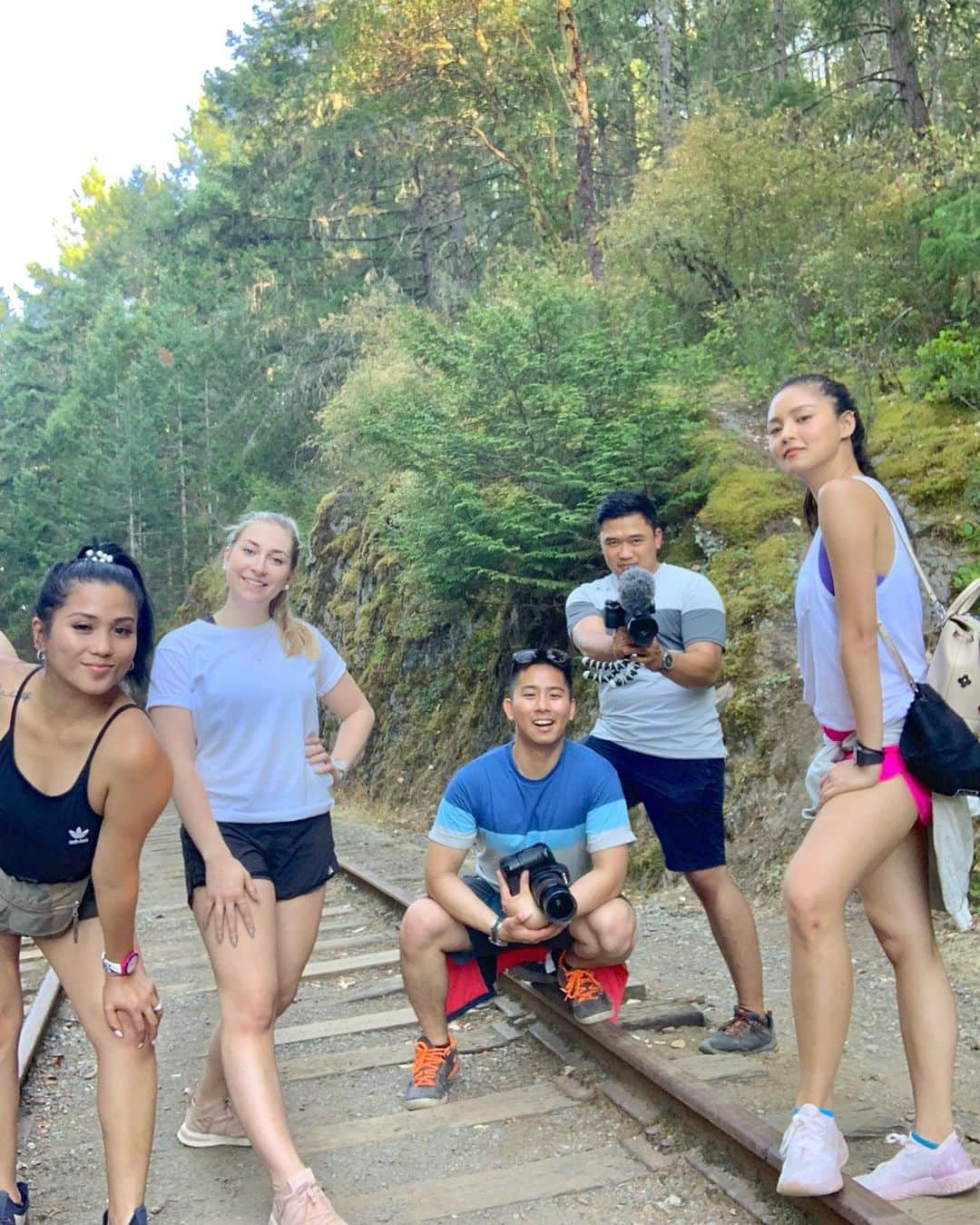 Kim Chiuさんのインスタグラム写真 - (Kim ChiuInstagram)「Glad I took this side trip!!!!🇨🇦. it was short but definitely an awesome trip with these lovely people!!!❤️. never a dull moment, just visited my brother but found a family here. thanks a lot guys!! 😘 FROM GANG TO FAM REAL QUICK!!!. #teamjumpshot #teamhiking @twinklechiu @alfa1charlie @applerivera_ @enriquezbry @jin_elric @_kleinamiel @vanessa_resler」8月13日 12時14分 - chinitaprincess