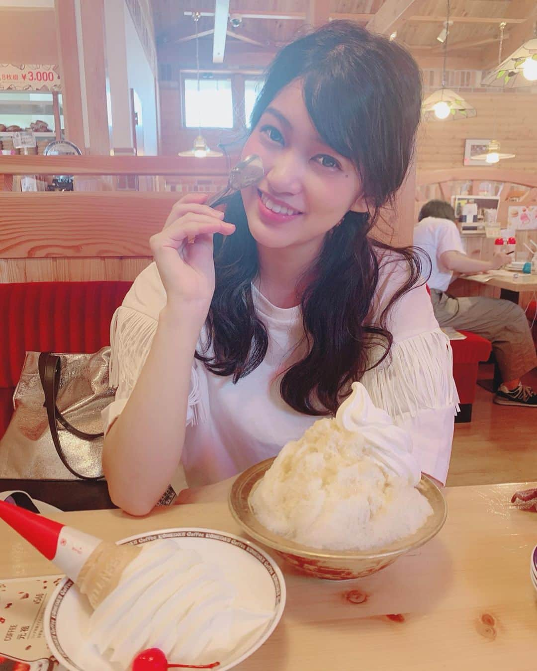 東李苑さんのインスタグラム写真 - (東李苑Instagram)「コメダのソフトとかき氷って味もコスパも秀逸よね🍧 皆さま、夏いかがお過ごし？」8月13日 12時15分 - az_rion