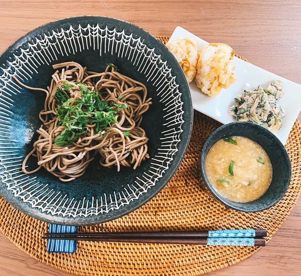 小椿希美のインスタグラム：「・ 友人のご実家ごはん♡笑 ・ ＊朝採れの大葉のせお蕎麦 ＊とろろとオクラのそばつゆ ＊生姜ごはん ＊くるみときゅうりの和え物 ・ 名古屋から電車で 1時間ほどの 岐阜県中津川市に 友人が帰省していたので 会いに行ってきました☺️ 彼女のお母さんは、 いつも合宿所並みに ご馳走を作ってくださり、 帰る時に料理を 持たせてくれます。 私も遠慮なく持ち帰ります🤔🙏 名古屋に戻り 中津川の母のごはんを また美味しくいただいています✨ ・ 今年出会った2歳年上の友人。 実家に、お盆に、、 お邪魔しちゃうくらいの 家族感。 人との繋がりって何が あるかわからない☺️ とことん人に恵まれているなぁと 幸せな気持ちになりました✨ ・ #実家ごはん#岐阜県#中津川市 #朝採れ大葉#とろろそば #生姜ごはん」