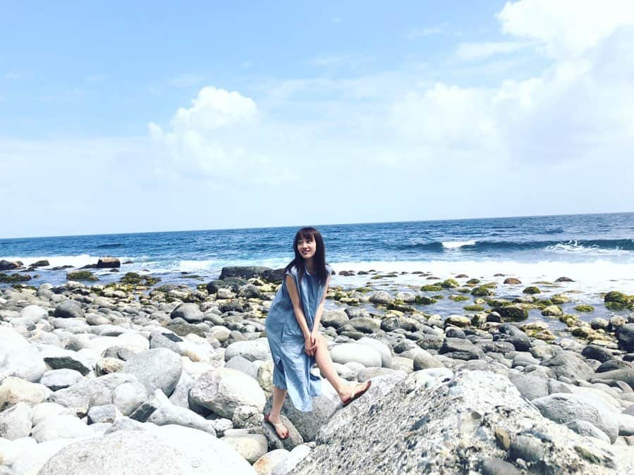 のインスタグラム：「☀︎☁︎☔︎﻿ ﻿ ﻿ ﻿ 雨だったのに突然現れた晴れの瞬間﻿ ﻿ ﻿ ﻿ #伊豆 #関根優那 #週刊ポスト #offshot #やっぱり晴れが好き」