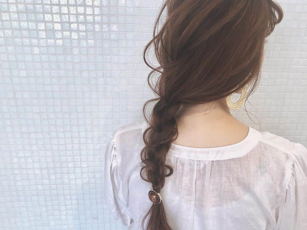 kawamura_takashi_camさんのインスタグラム写真 - (kawamura_takashi_camInstagram)「ヘアアレンジ & ヘアセット 河村タカシ ヘアゴム１本で出来る簡単編みおろし。 ゴムを隠すのに簡単なヘアアクセのオススメはヘアフック。 ヘアゴムにさすだけなので秒で終わります。  #hairarrangecam  #hairarrange  #hairset  #hair  #ヘアアレンジ  #ヘアセット  #ヘア  #大阪  #心斎橋  #心斎橋美容室 #簡単アレンジ #ヘアゴム１本アレンジ #ヘアゴムアレンジ #簡単ヘアアレンジ #ヘアアクセ #3coins  #ヘアアレンジ動画 #followme  #hairdresser  #美容師 #サロモ募集 #サロンモデル募集  #撮影モデル募集 #ヘアアレンジモデル募集 #locari  #mery #헤어어레인지　 #머리스타그램　 #뷰티스타그램  #헤어　 大阪市中央区心斎橋筋1-1-5 永恒ビル4F hair&make TAXI」8月13日 12時24分 - kawamura_takashi_cam