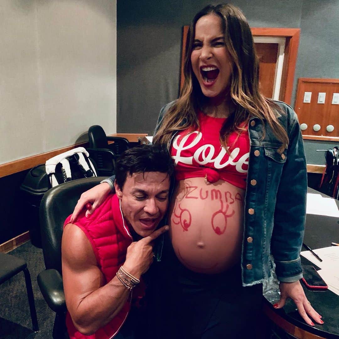 Claudia Leitteのインスタグラム：「Uma aula de zumba antes do parto? Só se for com o melhor do mundo, @zumbabeto ! Uma exigência de Bela. Claro! 🤣🙌🏻👊🏻 —————— ¿Una clase de zumba prenatal?  Solo si es con el mejor del mundo, @zumbabeto!  Un requisito de Bela.  Por supuesto! 🤣🙌🏻👊🏻」