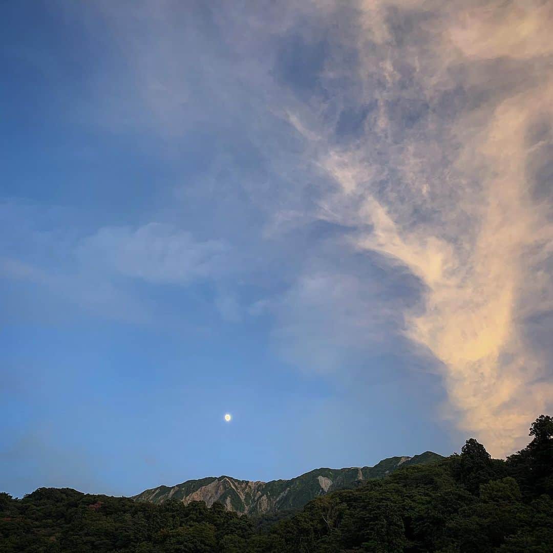 有森裕子さんのインスタグラム写真 - (有森裕子Instagram)「夕刻の空 大山と月」8月13日 12時36分 - arimori.yuko33