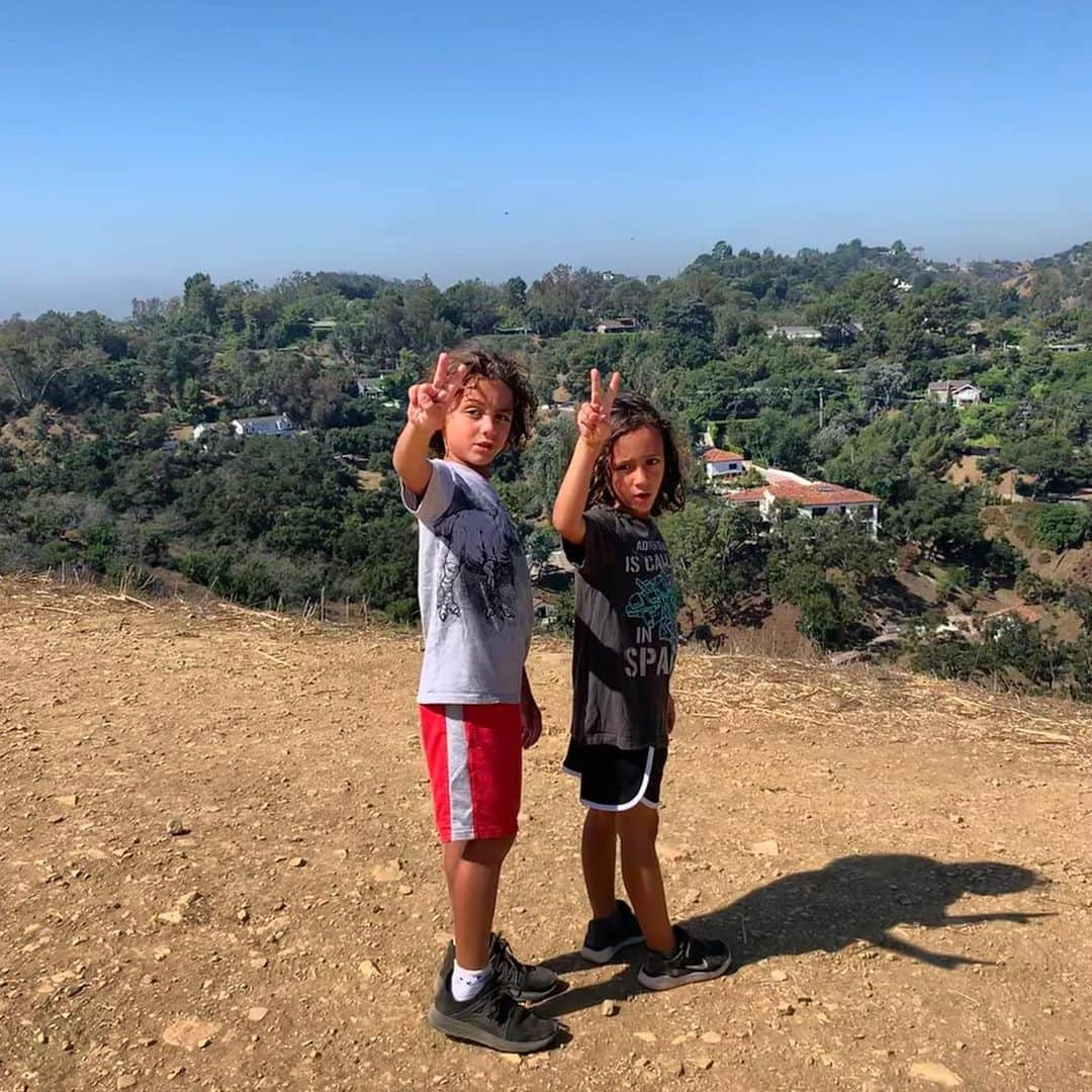 ダニア・ラミレスさんのインスタグラム写真 - (ダニア・ラミレスInstagram)「Yeah. We hike... @mygaiaaether #IbelieveYoubelieveTheybelieve」8月13日 12時45分 - daniajramirez