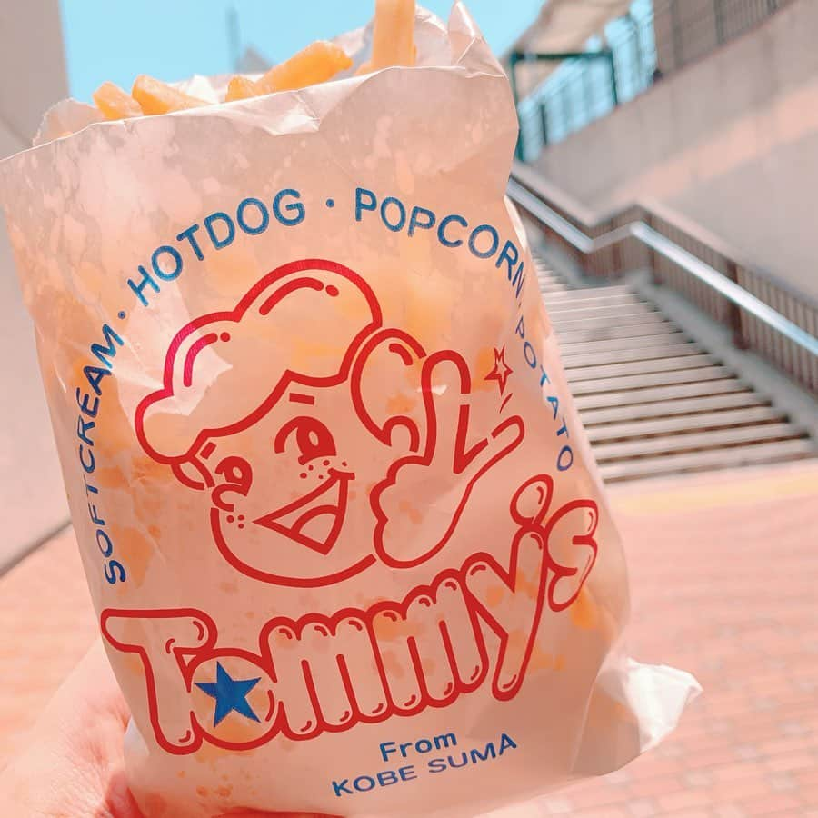 JULIANさんのインスタグラム写真 - (JULIANInstagram)「トミポテ🍟♡ 高校生の時以来に買いに来たけど、 相変わらずの安さでこのボリューム😋 たぶん昔はさらに安かったし、 もっと油ギトギトで塩辛かったけど🧂(笑)💦 その感じがたまらん😍 何気にトミーズのホットドッグ初めて食べた🌭 #トミポテ #ポテト #フライドポテト #ホットドッグ #🌭 #🍟 #ジャンクフード #friedpotatoes #friedpotato  #hotdog #junkfood  #アイスクリーム #ソフトクリーム #スイーツ #デザート #おやつ #須磨 #すましぇあ #須磨パティオ  #名谷 #神戸 #神戸市 #神戸グルメ #懐かしい #青春 #学生時代 #思い出 #夏の思い出  #インスタグラマー #インフルエンサー」8月13日 12時45分 - julian_official_jp