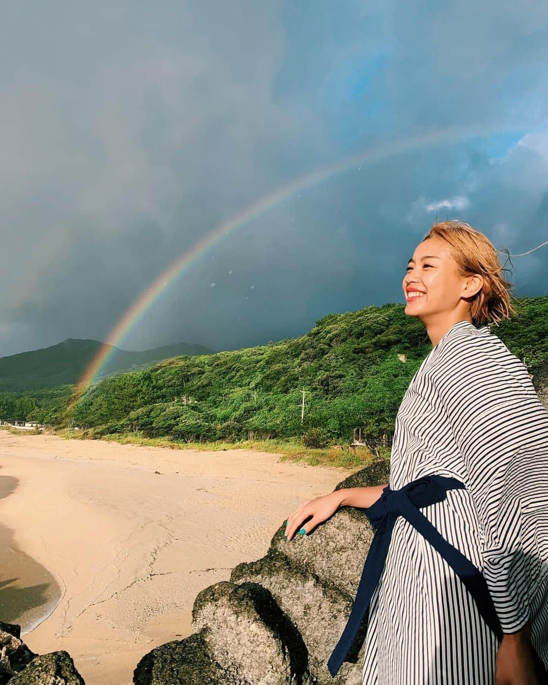 平アスカさんのインスタグラム写真 - (平アスカInstagram)「. 台風まえの奇跡🌈👘✨ 沢登りと海で疲れて宿に戻って岩風呂(海のすぐそばにある温泉)にいく途中でこんなに綺麗な虹をみたよ😭💖 しかも、すぐそこからはじまってた。。すごい瞬間だったからおすそ分け🥰 ちなみにいまほぼ欠航決定で鹿児島帰れるのはあさってになるかな😭 台風の屋久島もたのしむ。。わら #屋久島 #yakushima #鹿児島 #kagoshima #rainbow」8月13日 12時46分 - asucataira