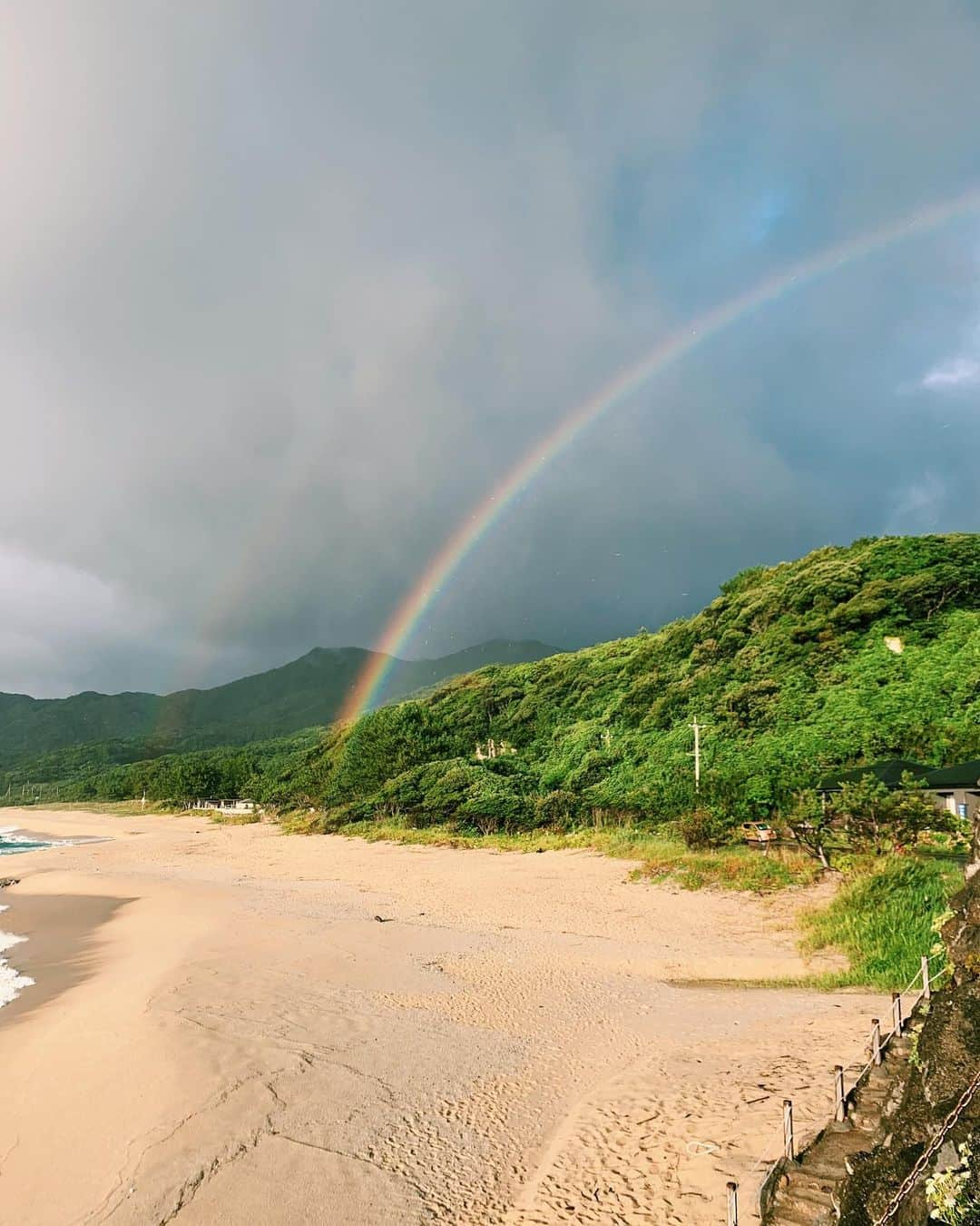 平アスカさんのインスタグラム写真 - (平アスカInstagram)「. 台風まえの奇跡🌈👘✨ 沢登りと海で疲れて宿に戻って岩風呂(海のすぐそばにある温泉)にいく途中でこんなに綺麗な虹をみたよ😭💖 しかも、すぐそこからはじまってた。。すごい瞬間だったからおすそ分け🥰 ちなみにいまほぼ欠航決定で鹿児島帰れるのはあさってになるかな😭 台風の屋久島もたのしむ。。わら #屋久島 #yakushima #鹿児島 #kagoshima #rainbow」8月13日 12時46分 - asucataira