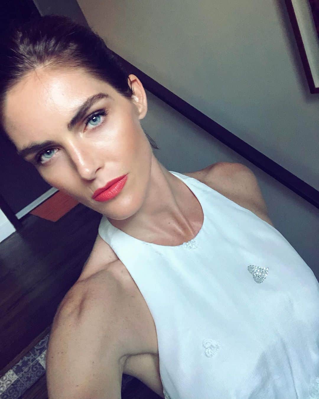 ヒラリー・ローダのインスタグラム：「Wearing @markarian_nyc bridal collection tonight but you can also wear it any other night of the year and who doesn’t love that?! 💫💫 swipe ➡️」