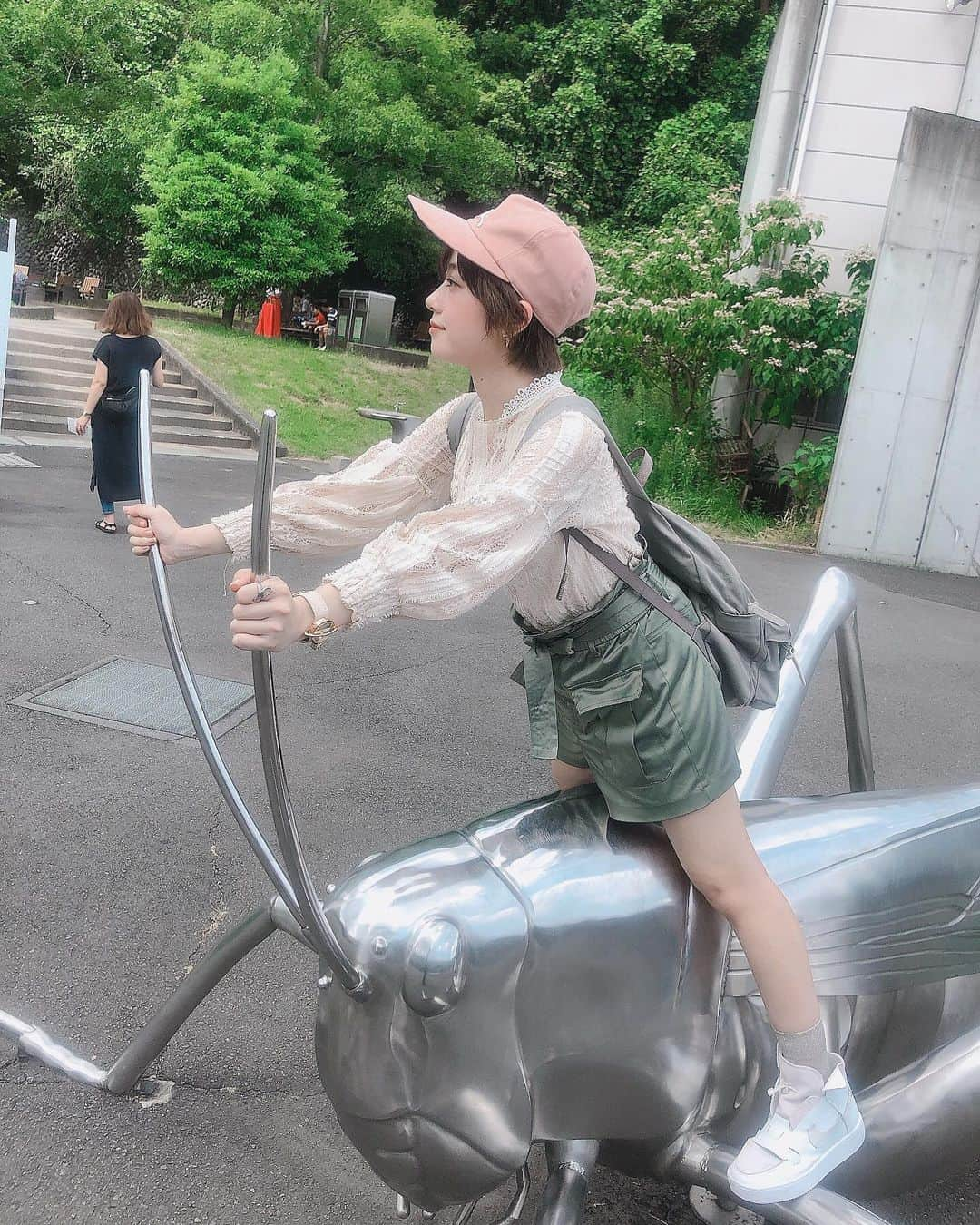 安住麻里さんのインスタグラム写真 - (安住麻里Instagram)「バッタに乗って  #バッタ #多摩動物公園 #動物園 #虫」8月13日 12時55分 - azumari12