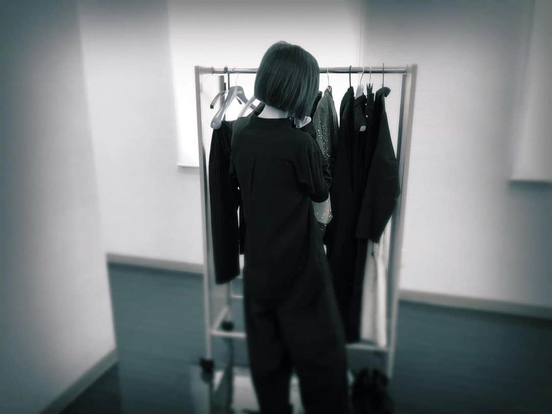 ナノさんのインスタグラム写真 - (ナノInstagram)「Choosing my outfit for the upcoming show... hmm... 🤔」8月13日 12時48分 - nanonano_me