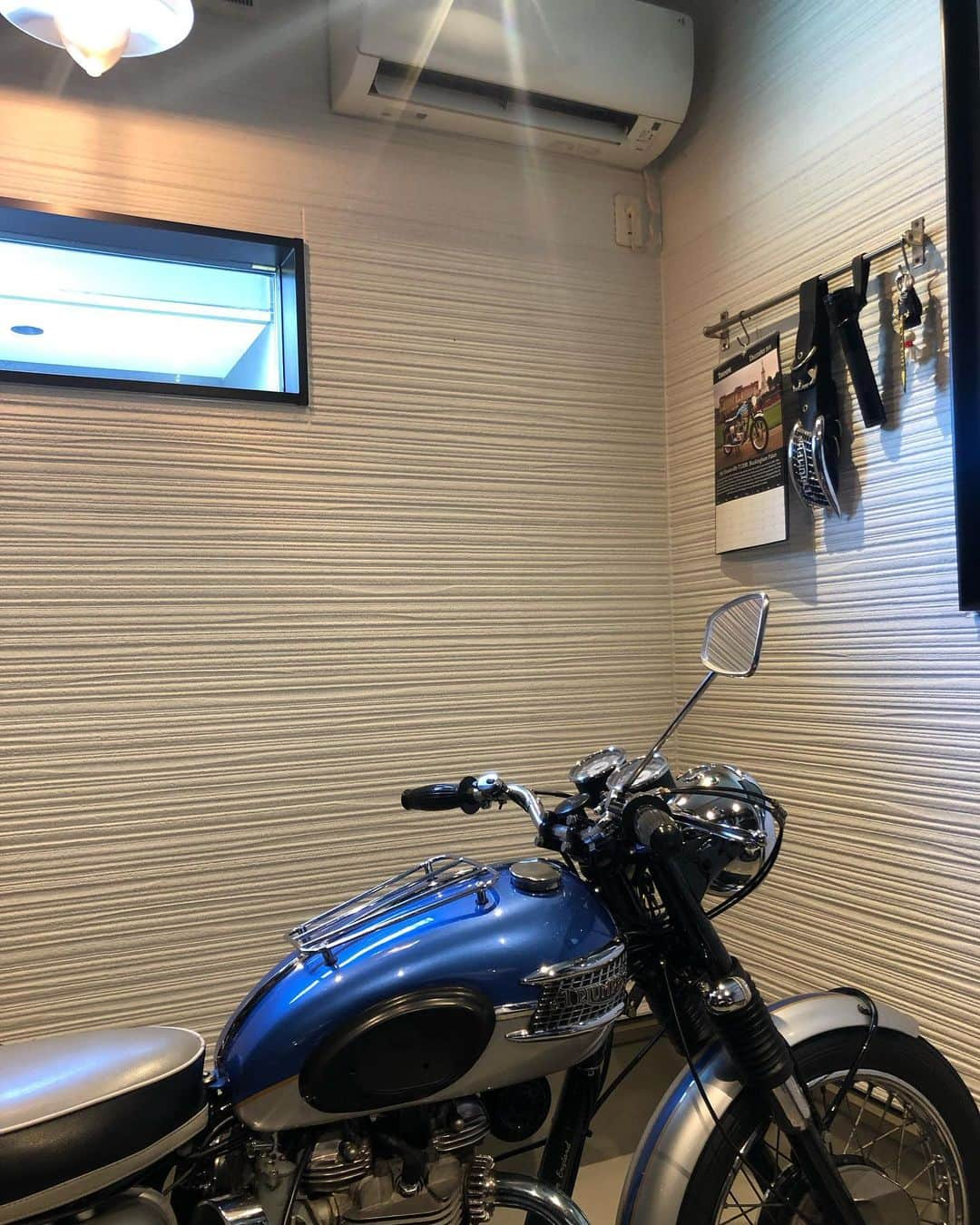 KIYOさんのインスタグラム写真 - (KIYOInstagram)「猛暑なのでエアコンの効いたガレージでエンジンをかける。 #triumph #t120 #bonneville #bonnie #britbike #britishmotorcycles #classicmotorcycles #lewisleathers #madeinengland #rockers  #caferacer #tonupboys #triumphmotorcycles #vintagetriumph #manga #japanesecomic #love #instagood #cute #fashion #バイクメーン #ボニー #トライアンフ #ボンネビル #ロッカーズ #カフェレーサー #ルイスレザー」8月13日 12時49分 - kiriko009