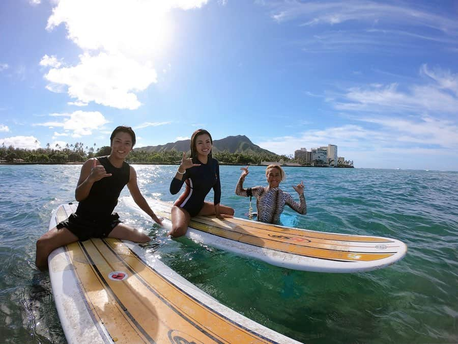 福王寺彩野さんのインスタグラム写真 - (福王寺彩野Instagram)「今日もゆうこ先生が @gopro で素敵サーフィン写真撮ってくれた😍🏄‍♀️💕 swipeして見てね👉📸私がスポーツしながらこんなに楽しそうなの我ながら初めて🤣💓笑笑 #thankyousomuch @surfergirlacademy @mitokasuya @hungryyuko @goprojp #hawaii #surf #surfing #diamondhead #hubbynwifey #sooomuchfun #gopro #mitokasuya #ayanosurf #surfergirlacademy #ハワイ #サーフィン #ダイアモンドヘッド #ロングボードサーフィン #サーファーガールアカデミー #サーフィン女子 #波乗り女子」8月13日 12時50分 - ayano_fukuoji