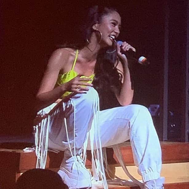 Kim Chiuさんのインスタグラム写真 - (Kim ChiuInstagram)「thank you new jersey!!!🇺🇸. had so much fun with you mga kapamilya!💙💚💛❤️. thank you also to the entire @abscbnregionalevents for having me!😘. glad to be in one stage with @pooh_tik @iammajasalvador @mr_enchongdee that was extruh fun!!! 😁 #foreverkapamilya #foreverthankful」8月13日 12時53分 - chinitaprincess