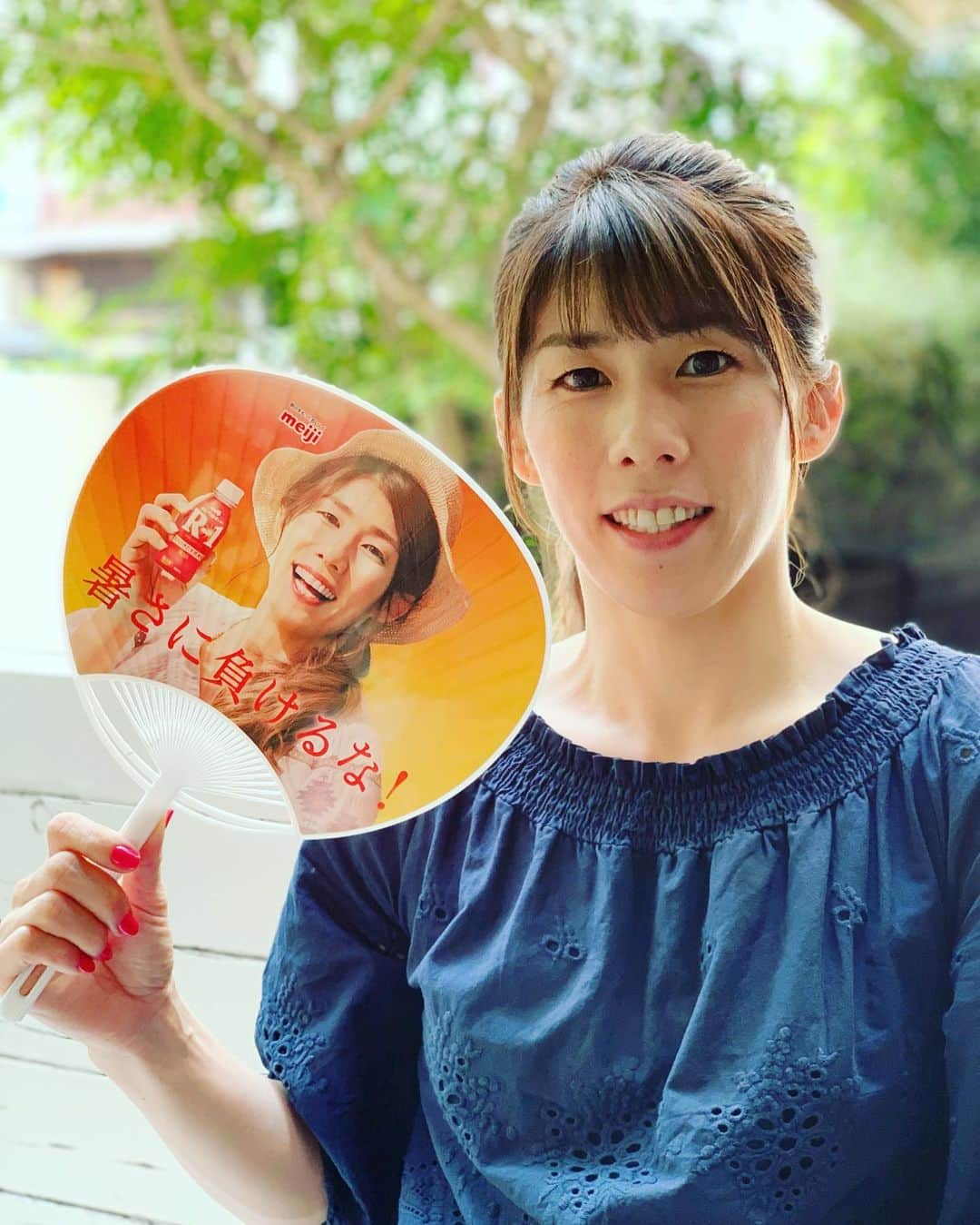 吉田沙保里さんのインスタグラム写真 - (吉田沙保里Instagram)「外出時の涼アイテム、R-1のうちわだよー😊 全国のスーパーなどで、R-1シリーズを1個購入すると、うちわが1本もらえるとのことなので、探してみてくださいねー😆👍 今年の夏も体調管理はR-1で！ みなさんくれぐれもご自愛くださいね😉 #夏の体調管理 #R1うちわ」8月13日 12時57分 - saori___yoshida