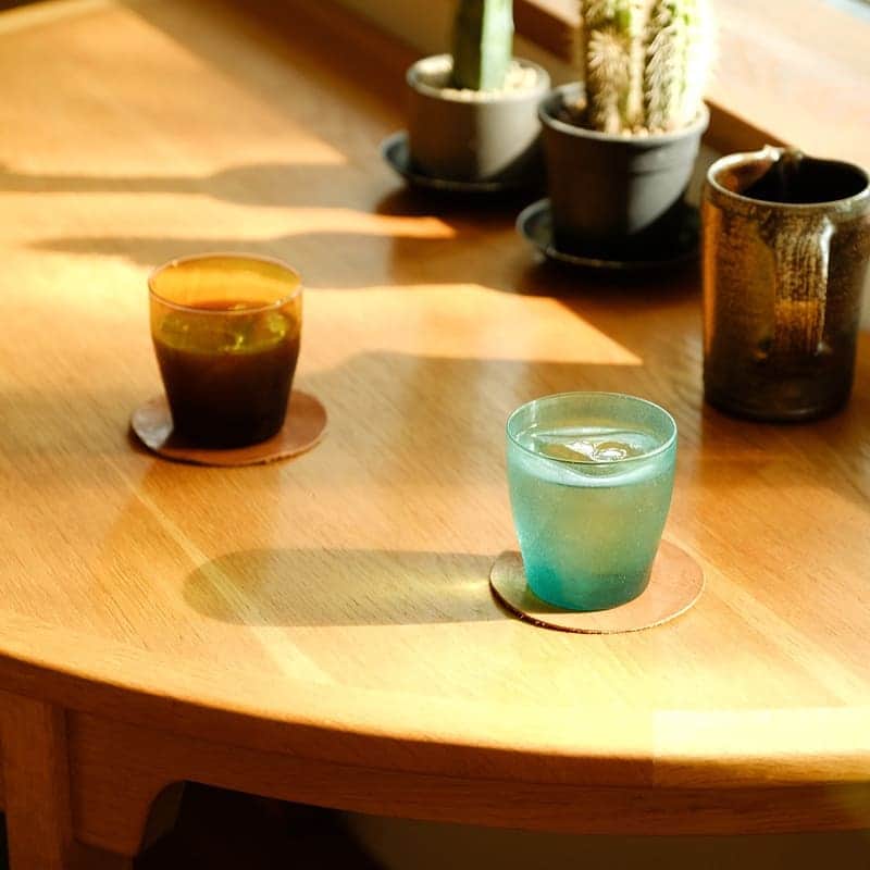 フリーデザインさんのインスタグラム写真 - (フリーデザインInstagram)「. 今回はスタッフの愛用アイテム「ソリト グラス（フレスコ／fresco）」をご紹介します。 . お水やお茶、アイスコーヒー用の普段づかいとして愛用。 吹きガラス独特の薄い飲み口は、飲み物をより美味しく感じさせてくれます。 また、光の入り方によって変わる色の表情は、ずっと見ていても飽きません。 . ▼詳細はプロフィールのリンクからご覧いただけます。 → @freedesign_jp . 【取扱店舗】 #フリーデザインオンラインショップ #フリーデザイン吉祥寺店」8月13日 13時00分 - freedesign_jp