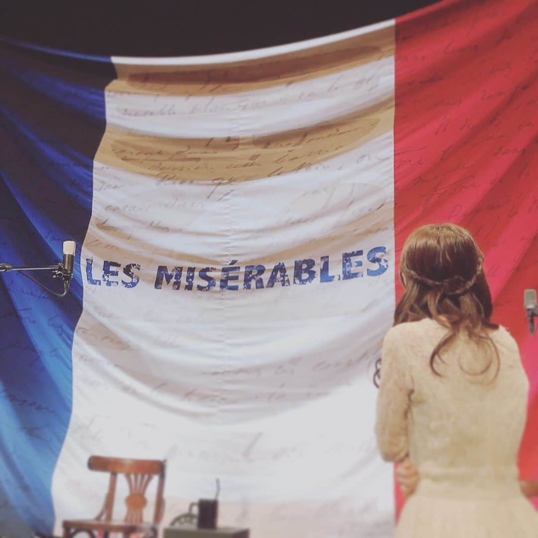 のインスタグラム：「💁‍♀️2019.8.10 & 2019.8.12🇫🇷﻿ ﻿ 音楽朗読劇「レ・ミゼラブル」﻿ ﻿ 私は二公演出演させていただきました！﻿ コゼット、リトルコゼット、﻿ ガブローシュ、煙突掃除の男の子。﻿ 役柄も年齢も境遇も違う子達と一緒に﻿ 約2時間の公演を駆け抜けました…！！﻿ ﻿ この作品に触れたのは﻿ 2012年に公開された映画が最初でした。﻿ 元からミュージカルが好きで﻿ 当時の歴史の流れに興味があった私は﻿ 初めて映画館へ二度足を運んだことを覚えています😊🎬﻿ もう7年前という事実に驚きですが…﻿ 当時田中16歳…Wow……🤩﻿ ﻿ やはりね、そんな年月が経ちますとね、﻿ またこの作品に対しての気持ちが全然違うんですよね😭﻿ 自分でも驚くほどに😭﻿ その時は共感することができなかった﻿ ジャベールという男に今回の朗読で﻿ 非常に泣かされた…辛かった…胸が苦しかった😭﻿ もちろん客観的にみていてね！﻿ ﻿ 私の中のコゼットは何も知らない無垢でずっと守られてきて﻿ ヴァルジャンにとってはとても眩しい存在で…﻿ でもそれはコゼットにとっても同じだったんだなと﻿ 思うとやはり最後のシーンは泣いてしまう😭﻿ 涙と鼻水がとめどなく…😌💦💦💦﻿ ﻿ マリウスの置かれた環境と、﻿ ジャベールの苦悩と、﻿ その場に生きていた人々の思いが﻿ 自分にガガッとのし掛かって﻿ そりゃもう…終演後は灰のようでしたよ…﻿ でもそれがとびきりいい感情で😊﻿ ﻿ そして今回は二公演で、自分以外のキャストさんが﻿ 全員違ったのでとてもとてもとても楽しかったです！﻿ 同じ台本なのに全然違うんだあ。すごいなあ。﻿ 同じ役柄なのにアプローチが変わるだけで﻿ こんなにもシーンって変わるものなんだなあ。﻿ やはり演じることって楽しい😊﻿ 改めてそう思えた素敵な時間でした！！﻿ ﻿ 来てくださった皆さん、﻿ 応援してくださった皆さん、﻿ 本当にありがとうございました！！﻿ ﻿ 次の朗読は「源氏物語」です✨﻿ 一気に日本へ帰ってきます笑﻿ こちらも非常に楽しみです！！﻿ ﻿ #レミゼ #朗読劇﻿ #インスタはブログ」