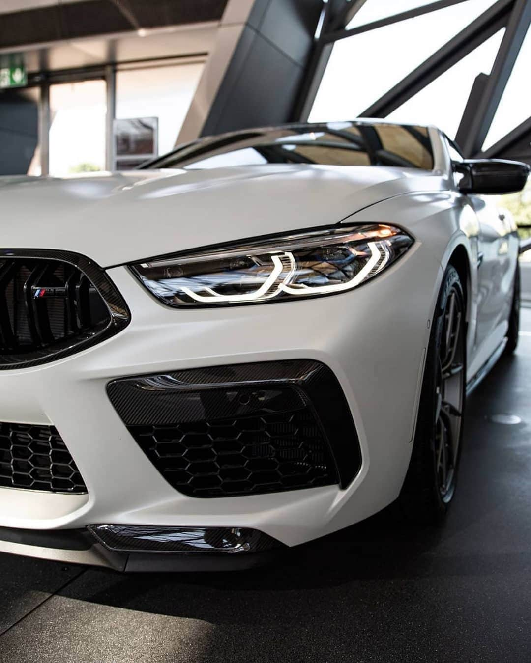 CARLiFESTYLEさんのインスタグラム写真 - (CARLiFESTYLEInstagram)「The BMW M8 Competition in white! 👍🏼or👎🏼? Photo by @bmwm @bmwwelt #carlifestyle #BMW #M8」8月13日 13時12分 - carlifestyle