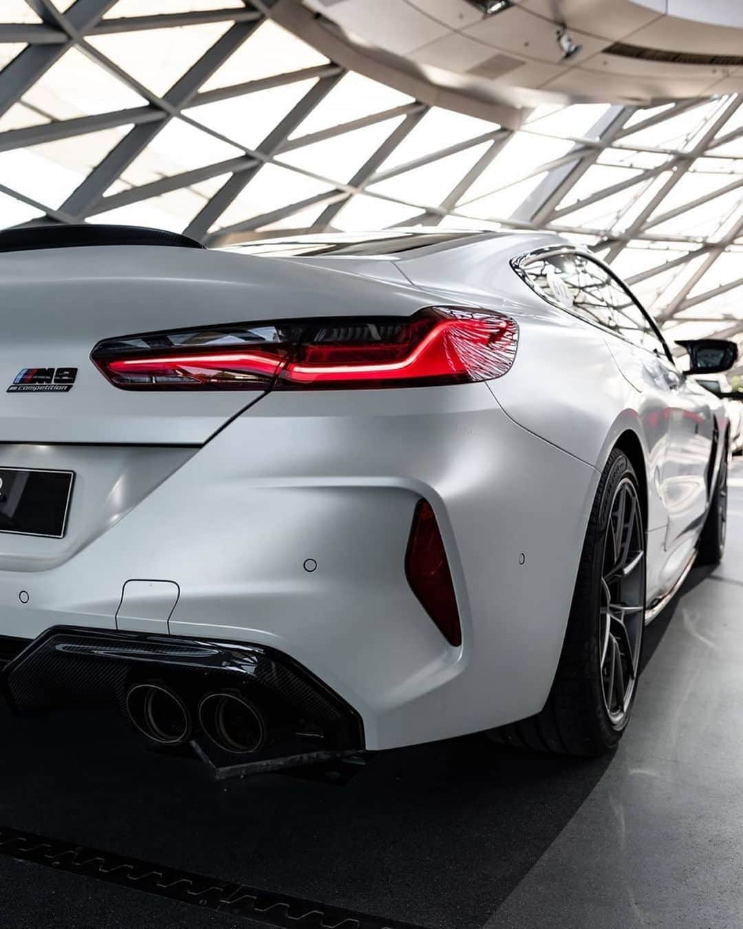 CARLiFESTYLEさんのインスタグラム写真 - (CARLiFESTYLEInstagram)「The BMW M8 Competition in white! 👍🏼or👎🏼? Photo by @bmwm @bmwwelt #carlifestyle #BMW #M8」8月13日 13時12分 - carlifestyle