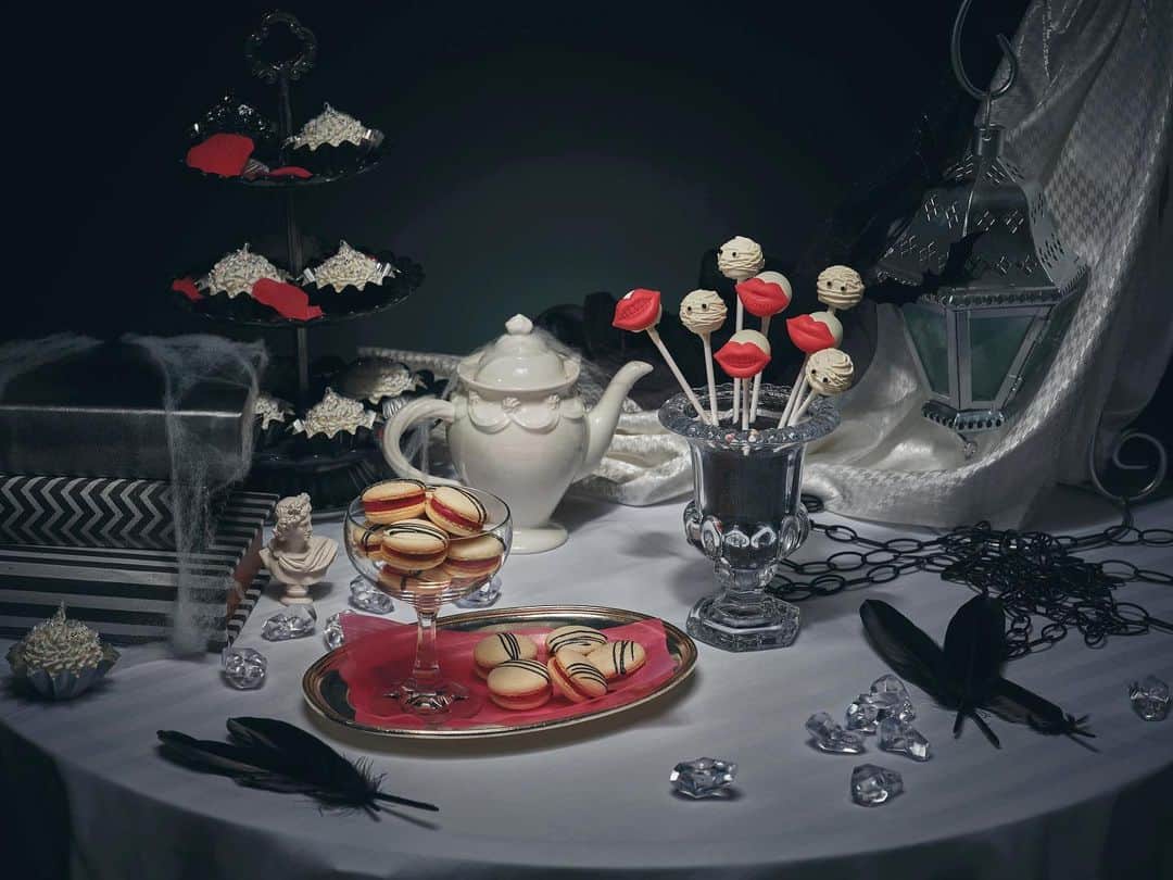 のインスタグラム：「9月7日(土)から始まるハロウィーンデザートビュッフェ「Trick or Tea time」からスイーツをご紹介♪👻☕️✨ . 「カシス・マカロン」 ぷっくりと丸いフォルムが可愛いマカロンは、まさにティーパーティーのスイーツの代名詞。 白いマカロンにはチョコレートのアイシングと銀粉がスプレーされ、エレガントな見た目です。中にはカシス味のバタークリームがサンドされており、見た目も華やかです。マカロンの甘さと、カシスの甘酸っぱさのハーモニーをお楽しみください💜 . 「マミー・レモン・ロリポップ」 ぐるぐると包帯を巻いた「マミー（ミイラ）」の一口サイズのロリポップ。自家製のレモンクリームが使用されており、ホワイトチョコレートの甘さにレモンの爽やかな香りがベストマッチです🍋 「リップ・ラズベリー・ポップ」 セクシーなピンク色のリップ・チョコレート付のロリポップ。こちらはダークチョコレートとラズベリーピューレをよく混ぜ作った、ラズベリーガナッシュが入っています🍫 . ご予約、詳細は公式ウェブサイトから♪ . #ヒルトン東京ベイ #ヒルトン #舞浜 #東京ディズニーリゾート  #ハロウィン #ハロウィーン #トリックオアティータイム #お茶会 #ティーパーティ #アフタヌーンティー  #スイーツ好き  #hiltontokyobay #hiltonsweets #maihama #tokyodisneyresort #halloweensweets #trickorteatime #halloween #dessertbuffet #hilton #buffet #sweetslover  #instafood #instafood #follow」