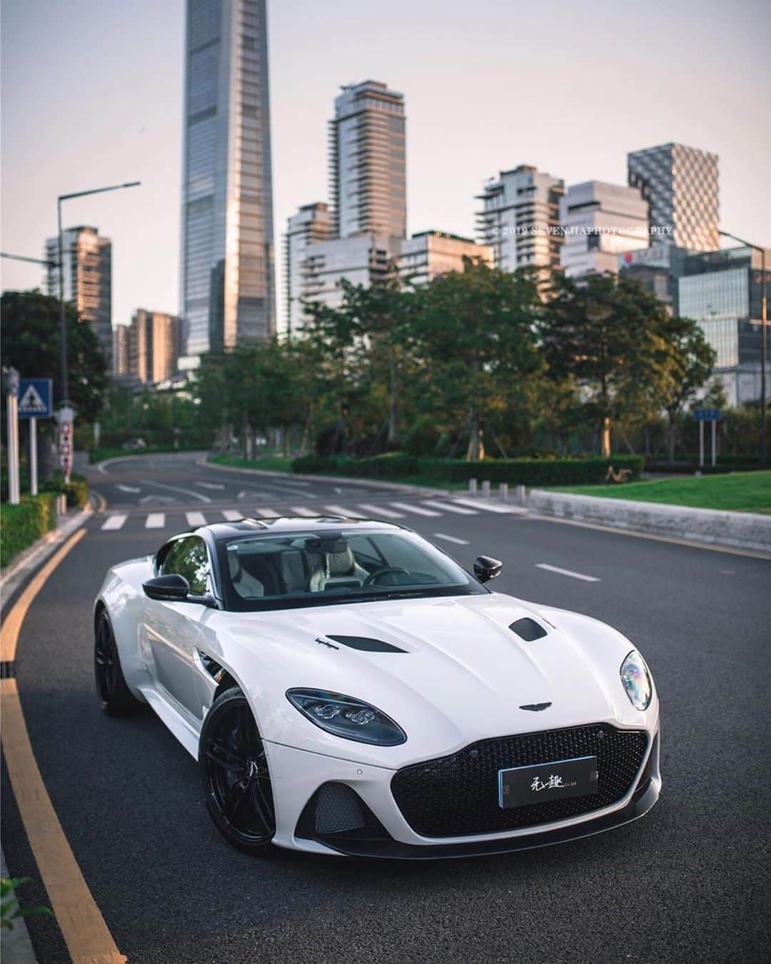 CarsWithoutLimitsさんのインスタグラム写真 - (CarsWithoutLimitsInstagram)「Blanco DBS SuperLeggera  Photo @liucunyi  #carswithoutlimits #astonmartin #dbs #superleggera」8月13日 13時07分 - carswithoutlimits