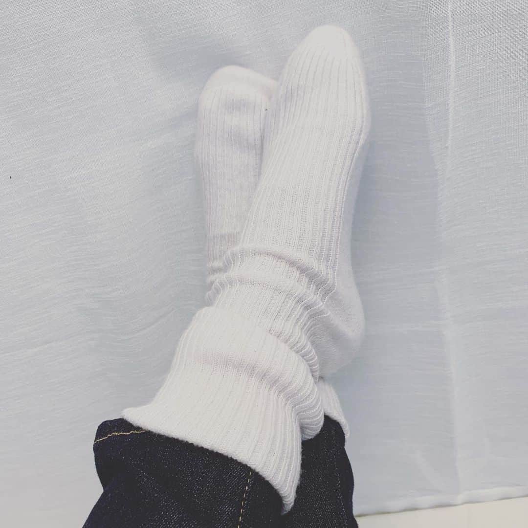 レイチェル・レフィブレのインスタグラム：「You won’t believe me but the first thing I’ve stolen from my wardrobe fitting is socks! Seriously, I’ll tell you about my new project later, for now- THE SOCKS!!! 😍😍😍 Thank you #NewZealand for my new cashmere sock obsession. @laing_home. NOT an ad, just love 💕」