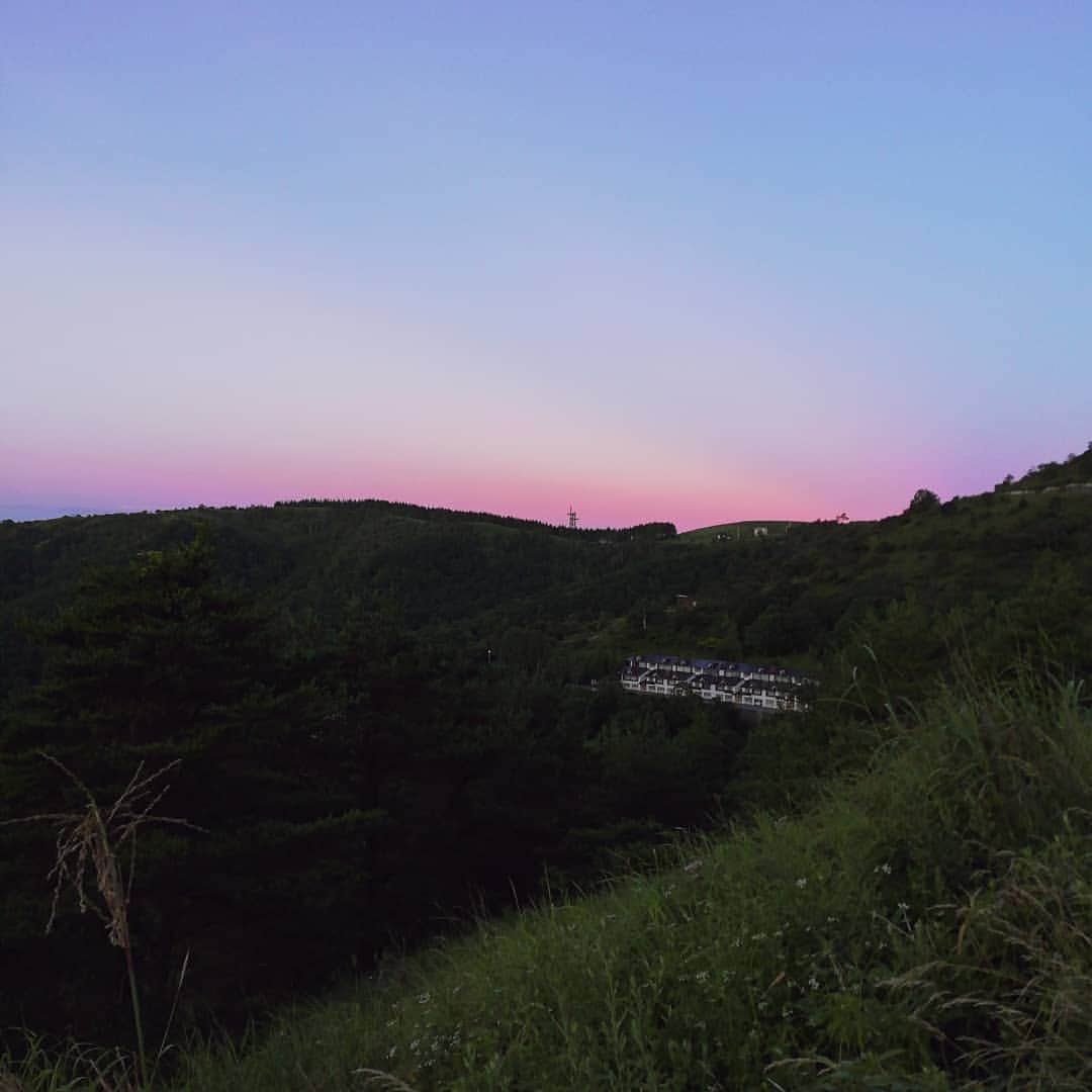 佐藤裕二さんのインスタグラム写真 - (佐藤裕二Instagram)「#夏休み #渓流釣り でございます。と言っても#釣り堀 的なとこですが。  遠くに#富士山 が見えました。（２枚目）  はるひさん、おめでとうございます!  #遼河はるひ さん #結婚 #おめでとうございます  #ニジマス #イワナ  #メーテレ #ドデスカ  #佐藤裕二」8月13日 13時24分 - karaage_satou