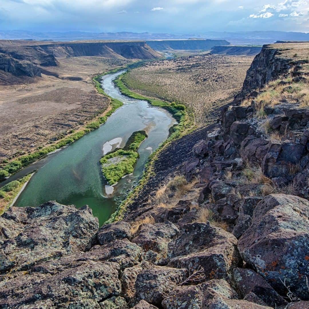 アメリカ内務省さんのインスタグラム写真 - (アメリカ内務省Instagram)「The deep canyon of the Snake River in #Idaho, with its crags and crevices and thermal updrafts, is home to the greatest concentration of nesting birds of prey in North America – and perhaps, the world. To preserve this remarkable wildlife habitat, the Morley Nelson Snake River Birds of Prey National Conservation Area was established in 1993. Visitors are often treated to the sight of  hawks, owls, eagles and falcons launching from their cliffside aeries to soar and hunt on warm air currents rising from the #canyon floor. Photo by Bob Wick, Bureau of Land Management (@mypubliclands). #travel #usinterior」8月14日 0時20分 - usinterior