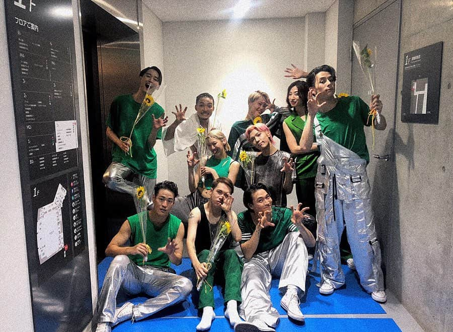 渡邉真梨奈さんのインスタグラム写真 - (渡邉真梨奈Instagram)「. “TAEMIN ARENA TOUR 2019 ~X™️~” . 全17公演 全ての公演が無事に幕を閉じました。 今回ダンサー、スタッフの皆さんと初めましての段階から 約4ヶ月間 LIVEを創り上げる為に共に過ごしてきました。 . 苦しい時も 楽しい時も 真剣な時も いつも隣には皆が居て、Rinoさんが最初の頃 私に ”ここにいる皆はベナちゃんの味方だから“と言ってくれた事の意味がステージを重ねる事に身に染みて分かり。ステージ立つ度に、感謝の気持ちで胸がいっぱいでした。 . @rinokinawa さんはじめ 素晴らしいチームに出会えて @shuheimeguri  さん @50tokyo さん @kensuke_1 さん @imrikimaru くん @ao_shunsuke くん  リスペクトのあるダンサーチームに出会えて @keimei_t さん @yorito.dance  くん @shutokubo くん @shun__suzuki くん @hiro_b.b くん @gentatokyo くん @santadance_  くん @shocosasaki ちゃん @9urumi02 ちゃん  そして、なんと言っても 沢山の刺激を与えてくれた テミン さんに出会えて、、 @lm_____ltm . 私は光栄に思いますし 人生において大きな財産となりました。 本当に皆さんの事が大大大大大好きです💓 また、こうしてお会い出来るように私自身もっと精進してまいります。 . 全スタッフの皆様、ファンの皆様 心から ありがとうございました。 #x_tm  #taeminarenatour2019x™  #taemin」8月14日 0時21分 - b_e_n_a_92