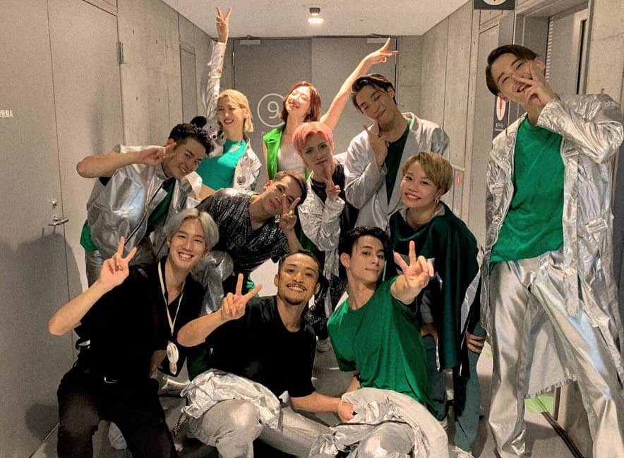 渡邉真梨奈さんのインスタグラム写真 - (渡邉真梨奈Instagram)「. “TAEMIN ARENA TOUR 2019 ~X™️~” . 全17公演 全ての公演が無事に幕を閉じました。 今回ダンサー、スタッフの皆さんと初めましての段階から 約4ヶ月間 LIVEを創り上げる為に共に過ごしてきました。 . 苦しい時も 楽しい時も 真剣な時も いつも隣には皆が居て、Rinoさんが最初の頃 私に ”ここにいる皆はベナちゃんの味方だから“と言ってくれた事の意味がステージを重ねる事に身に染みて分かり。ステージ立つ度に、感謝の気持ちで胸がいっぱいでした。 . @rinokinawa さんはじめ 素晴らしいチームに出会えて @shuheimeguri  さん @50tokyo さん @kensuke_1 さん @imrikimaru くん @ao_shunsuke くん  リスペクトのあるダンサーチームに出会えて @keimei_t さん @yorito.dance  くん @shutokubo くん @shun__suzuki くん @hiro_b.b くん @gentatokyo くん @santadance_  くん @shocosasaki ちゃん @9urumi02 ちゃん  そして、なんと言っても 沢山の刺激を与えてくれた テミン さんに出会えて、、 @lm_____ltm . 私は光栄に思いますし 人生において大きな財産となりました。 本当に皆さんの事が大大大大大好きです💓 また、こうしてお会い出来るように私自身もっと精進してまいります。 . 全スタッフの皆様、ファンの皆様 心から ありがとうございました。 #x_tm  #taeminarenatour2019x™  #taemin」8月14日 0時21分 - b_e_n_a_92