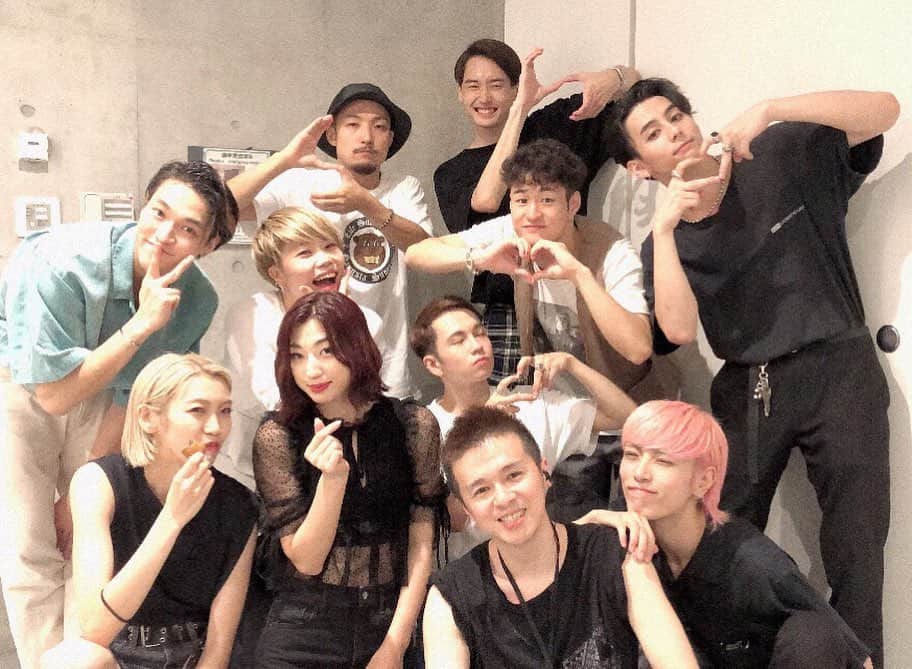 渡邉真梨奈さんのインスタグラム写真 - (渡邉真梨奈Instagram)「. “TAEMIN ARENA TOUR 2019 ~X™️~” . 全17公演 全ての公演が無事に幕を閉じました。 今回ダンサー、スタッフの皆さんと初めましての段階から 約4ヶ月間 LIVEを創り上げる為に共に過ごしてきました。 . 苦しい時も 楽しい時も 真剣な時も いつも隣には皆が居て、Rinoさんが最初の頃 私に ”ここにいる皆はベナちゃんの味方だから“と言ってくれた事の意味がステージを重ねる事に身に染みて分かり。ステージ立つ度に、感謝の気持ちで胸がいっぱいでした。 . @rinokinawa さんはじめ 素晴らしいチームに出会えて @shuheimeguri  さん @50tokyo さん @kensuke_1 さん @imrikimaru くん @ao_shunsuke くん  リスペクトのあるダンサーチームに出会えて @keimei_t さん @yorito.dance  くん @shutokubo くん @shun__suzuki くん @hiro_b.b くん @gentatokyo くん @santadance_  くん @shocosasaki ちゃん @9urumi02 ちゃん  そして、なんと言っても 沢山の刺激を与えてくれた テミン さんに出会えて、、 @lm_____ltm . 私は光栄に思いますし 人生において大きな財産となりました。 本当に皆さんの事が大大大大大好きです💓 また、こうしてお会い出来るように私自身もっと精進してまいります。 . 全スタッフの皆様、ファンの皆様 心から ありがとうございました。 #x_tm  #taeminarenatour2019x™  #taemin」8月14日 0時21分 - b_e_n_a_92