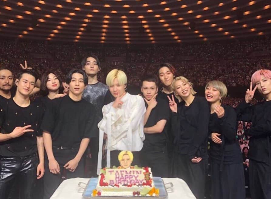 渡邉真梨奈さんのインスタグラム写真 - (渡邉真梨奈Instagram)「. “TAEMIN ARENA TOUR 2019 ~X™️~” . 全17公演 全ての公演が無事に幕を閉じました。 今回ダンサー、スタッフの皆さんと初めましての段階から 約4ヶ月間 LIVEを創り上げる為に共に過ごしてきました。 . 苦しい時も 楽しい時も 真剣な時も いつも隣には皆が居て、Rinoさんが最初の頃 私に ”ここにいる皆はベナちゃんの味方だから“と言ってくれた事の意味がステージを重ねる事に身に染みて分かり。ステージ立つ度に、感謝の気持ちで胸がいっぱいでした。 . @rinokinawa さんはじめ 素晴らしいチームに出会えて @shuheimeguri  さん @50tokyo さん @kensuke_1 さん @imrikimaru くん @ao_shunsuke くん  リスペクトのあるダンサーチームに出会えて @keimei_t さん @yorito.dance  くん @shutokubo くん @shun__suzuki くん @hiro_b.b くん @gentatokyo くん @santadance_  くん @shocosasaki ちゃん @9urumi02 ちゃん  そして、なんと言っても 沢山の刺激を与えてくれた テミン さんに出会えて、、 @lm_____ltm . 私は光栄に思いますし 人生において大きな財産となりました。 本当に皆さんの事が大大大大大好きです💓 また、こうしてお会い出来るように私自身もっと精進してまいります。 . 全スタッフの皆様、ファンの皆様 心から ありがとうございました。 #x_tm  #taeminarenatour2019x™  #taemin」8月14日 0時21分 - b_e_n_a_92