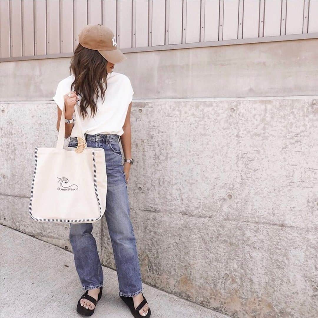 のインスタグラム：「🌴 完売していたColleen Wilcoxアートデザインのインサイドトートバッグが再入荷しております😍💞 ・ 内側ポケットにアートがデザインされた大きめトートでビーチやデイリーに使いやすいアイテムです💙 ・ しかも今なら #楽天 サイトでFINAL SALE特別クーポンも配布中！ ぜひお見逃しなく😊✨ ・ THANK YOU #Repost @taca.o3o ♡♡♡ ・ ・ @laleia_official  @colleenwilcoxgallery_jp  #colleen#colleenwilcox#art#hawaii#aloha#surf#beach#fashion#laleia#ハワイ#フォトジェニック#インスタ映え#インスタ女子#アロハ#ビーチ#海を感じる雑貨#ラレイア#アート#ビーチガール#サーフスタイル#大人カジュアル#ギフト#プレゼント#楽天#バッグ」