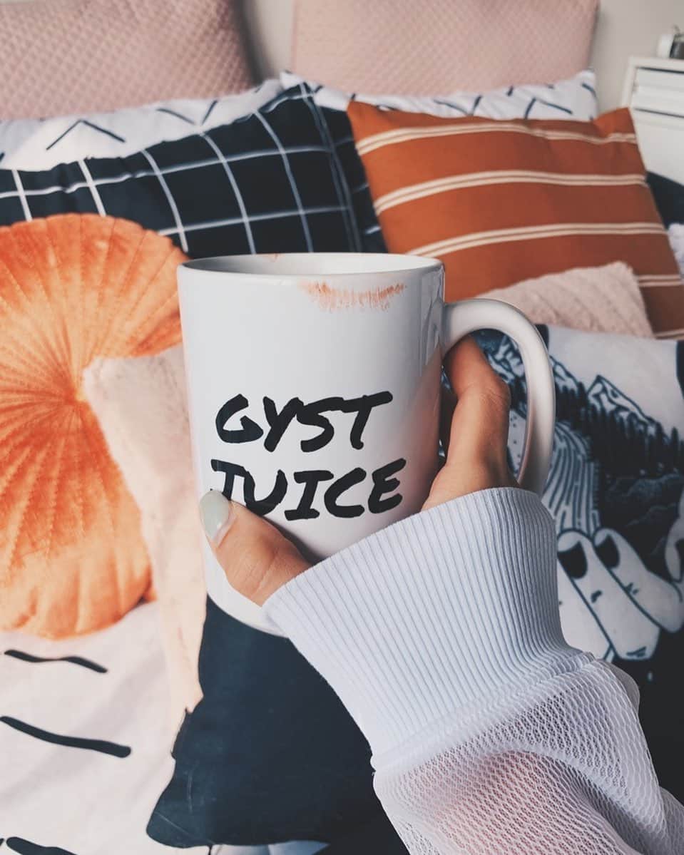 Kalyn Nicholsonのインスタグラム：「1. I officially have a working phone again so my mini not-so-hiatus is over. and 2. If you haven’t been keeping up, I posted a GYST supplies list to my Pinterest and in video form 🧡 relative links will be in my bio.  one last thing, cue the subtle fade of orange and coffee colours, you already know what’s coming 🌻🍂👻」