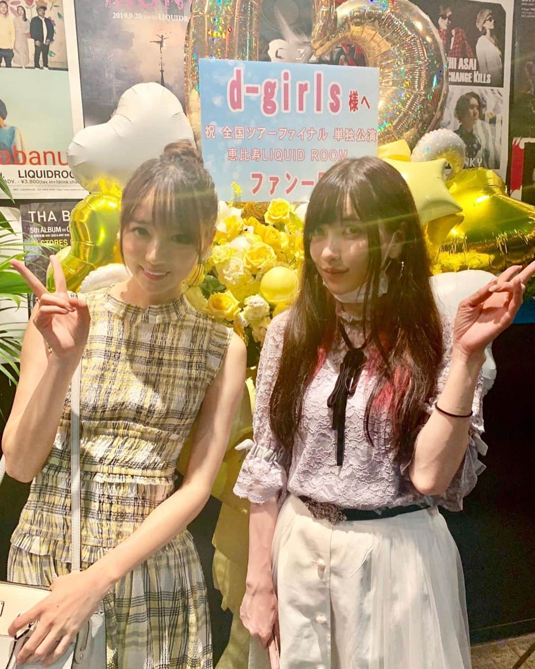 小越しほみさんのインスタグラム写真 - (小越しほみInstagram)「今日は神田いよりちゃんのライブとd-girlsさんのライブはしごしてきました🎤 ・ エイジアでのいよりんライブは新曲聴けてオリジナルの曲もどんどん増えてすごいなぁって思った✨ 歌詞の相談に乗ってた曲を実際ライブで聴けると何度聴いても感動する🥺 ・ d-girlsさんのライブは相変わらず歌もダンスもクオリティが高い！ そしてフレエンの時よく共演させていただいてたからあの空間はあの時を思い出して何度もうるうるしてしまった😭 ・ やっぱりライブは最高なの... あの時間は何にも変えられない。 ・ 初リキッドルームはご飯まで食べれてなんかおしゃれなとこだった🙊🍔 ・ #ライブ #live #神田いより #dgirls #アイドル #idol #artist #恵比寿liquidroom #リキッドルーム #liquidroom #恵比寿 #clubasia #クラブエイジア #渋谷 #instamusic #snidel #ソロ大好き祭り」8月13日 22時53分 - shihomi1129