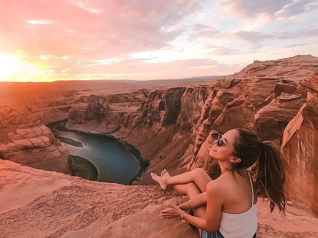 福井仁美さんのインスタグラム写真 - (福井仁美Instagram)「📍Horseshoe Bend🐴  Page ───────────────────── L.Aから出てVegas→ArizonaにRoad tripしてます。 自然が作り出した奇跡の場所。 ホースシューベンドのSunsetがあまりにも綺麗すぎて鳥肌がとまりません ・ ４時間半ドライブしてきたかいがある😭 ・ 好きすぎて次の日も朝日を見にきた！ ・ #horseshoebend #beautiful #sunset #arizona #page #ホースシューベンド #アリゾナ #roadtrip #gopro #goprojo #ペイジ oadtrip #america #roadtrippers #roadtripusa #roadtrip2019 #ロードトリップ」8月13日 22時55分 - hitton28