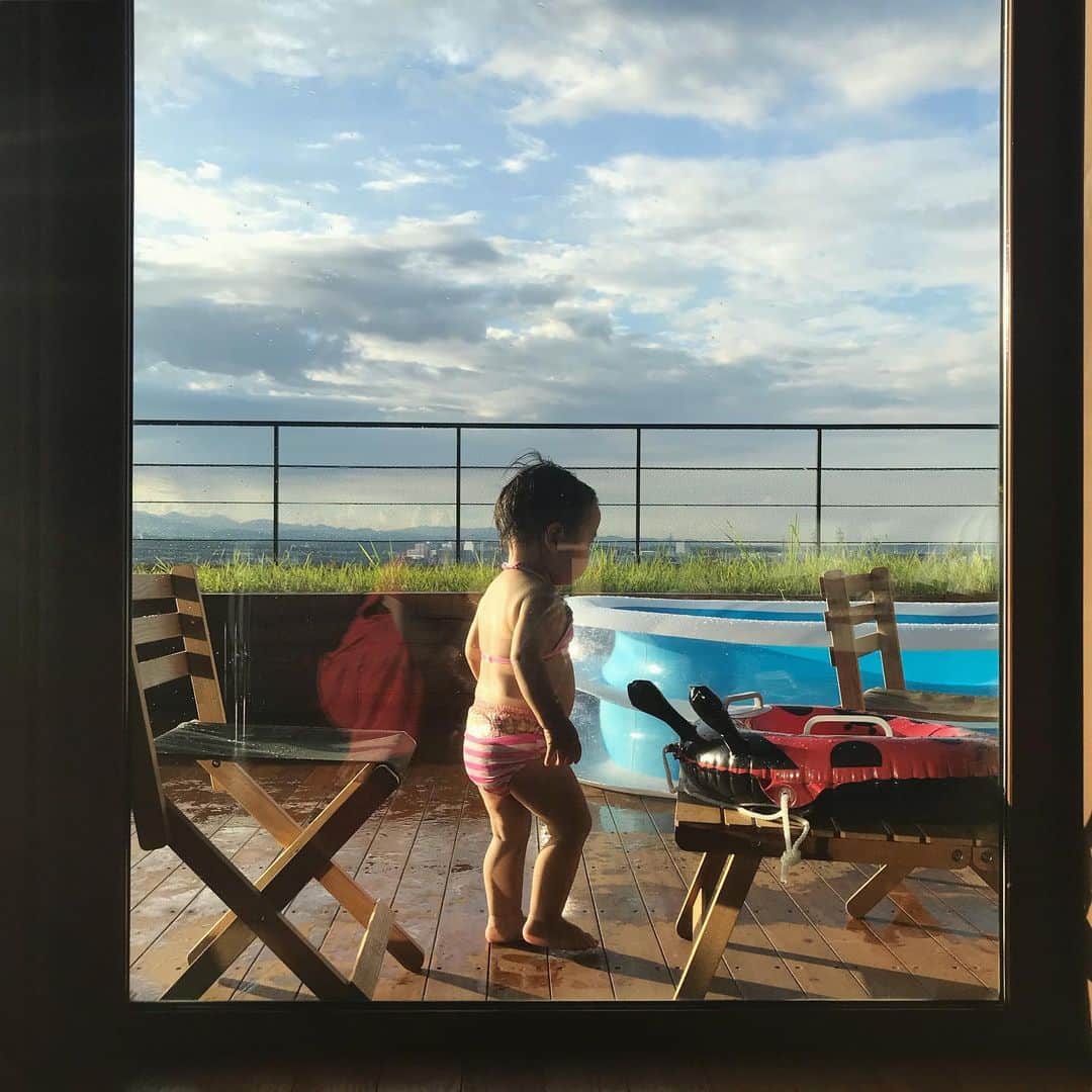 のインスタグラム：「夏満喫の娘👙👶 ビキニからオムツが はみ出してるよっっっ🤣💕 #夏だ #プールだ #ビキニだ」