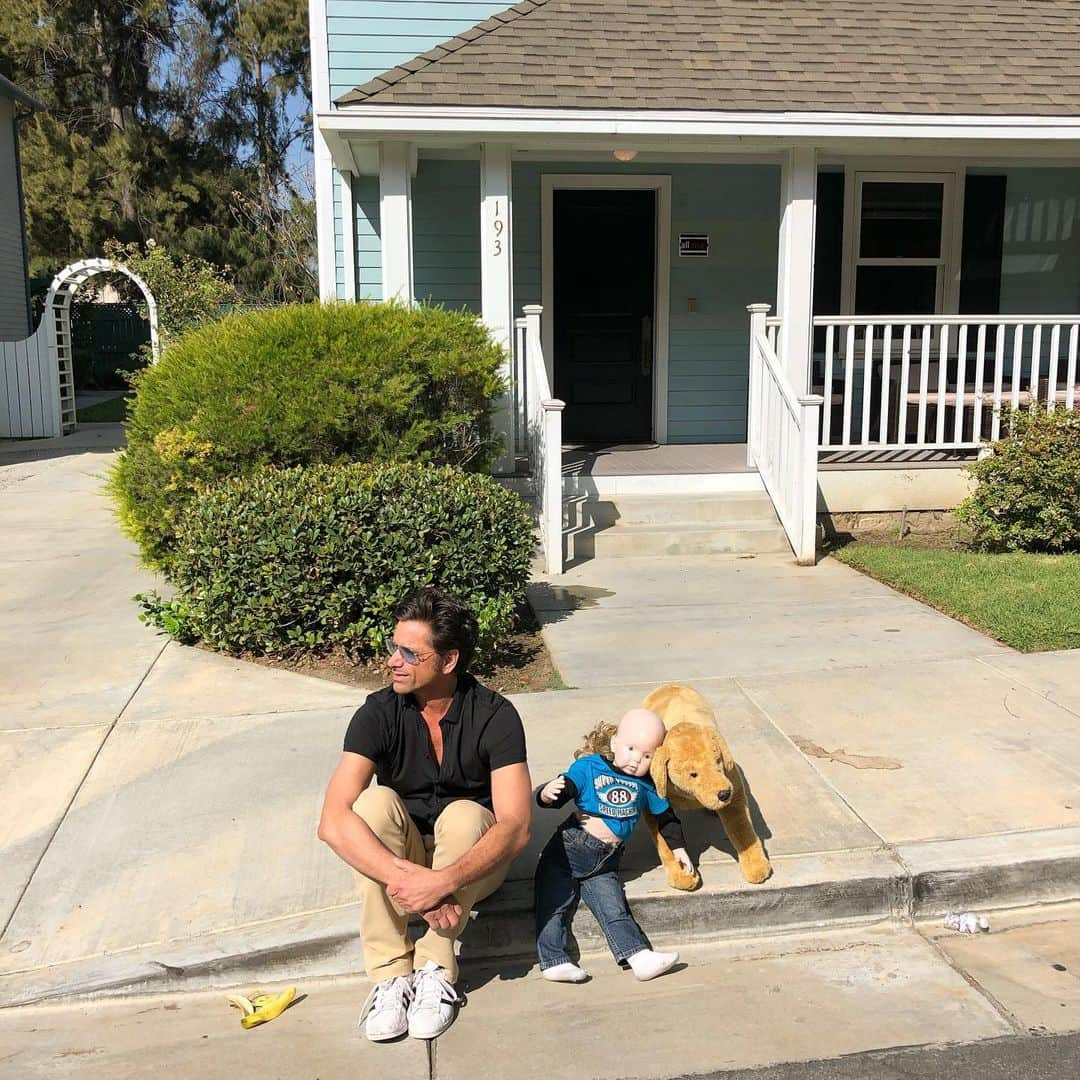 デイブ・クーリエさんのインスタグラム写真 - (デイブ・クーリエInstagram)「@johnstamos taking a break @fullerhouse after a heart-wrenching scene with Tommy and Cosmo. I cried. @messitttwins #fullerhouse #fullhouse #cutitout #netflix #warnerbros」8月13日 23時05分 - dcoulier