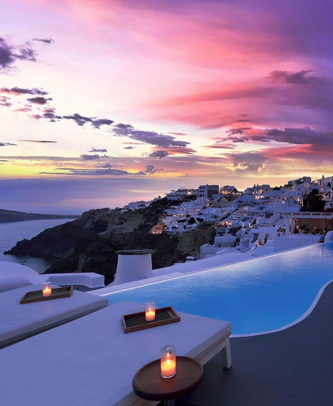 Wonderful Placesさんのインスタグラム写真 - (Wonderful PlacesInstagram)「Follow ✨@thegreek.islands✨ for stunning posts like these!!! Follow ✨@thegreek.islands✨ . Stunning sunset in Santorini 💜💜💜 Pics by ✨@luvyans✨」8月13日 23時00分 - wonderful_places