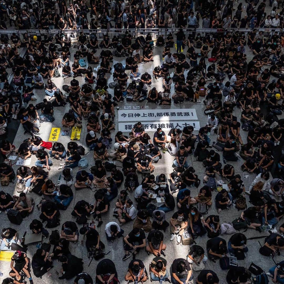 ニューヨーク・タイムズさんのインスタグラム写真 - (ニューヨーク・タイムズInstagram)「Hong Kong’s airport suspended check-ins for a second straight day on Tuesday as protesters again disrupted its operations, hours after the city’s embattled leader pleaded for order amid escalating chaos. The protests that have shaken #HongKong this summer began with huge demonstrations in early June against an unpopular bill. Since then, they have become a broader movement against Beijing’s power in this semiautonomous territory. Click the link in our bio for a guide to what prompted the protests, how they evolved and why it all matters. You can also follow the latest developments on today's protests. @lamyikfei took this photo.」8月13日 23時01分 - nytimes