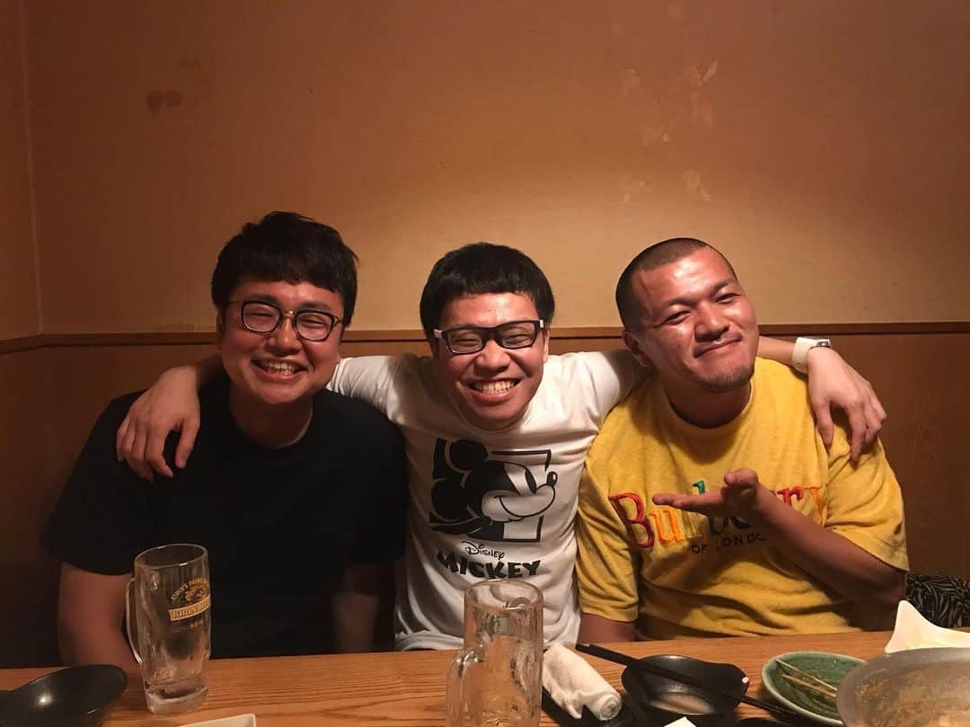 岡下雅典のインスタグラム：「銀シャリ橋本さんが連絡くれました！誕生日祝ってくれると思ったら普通に飲みでした！ 誕生日なんや！？って言われました！ ついでにカミナリのマナブ君も祝ってくれました！」