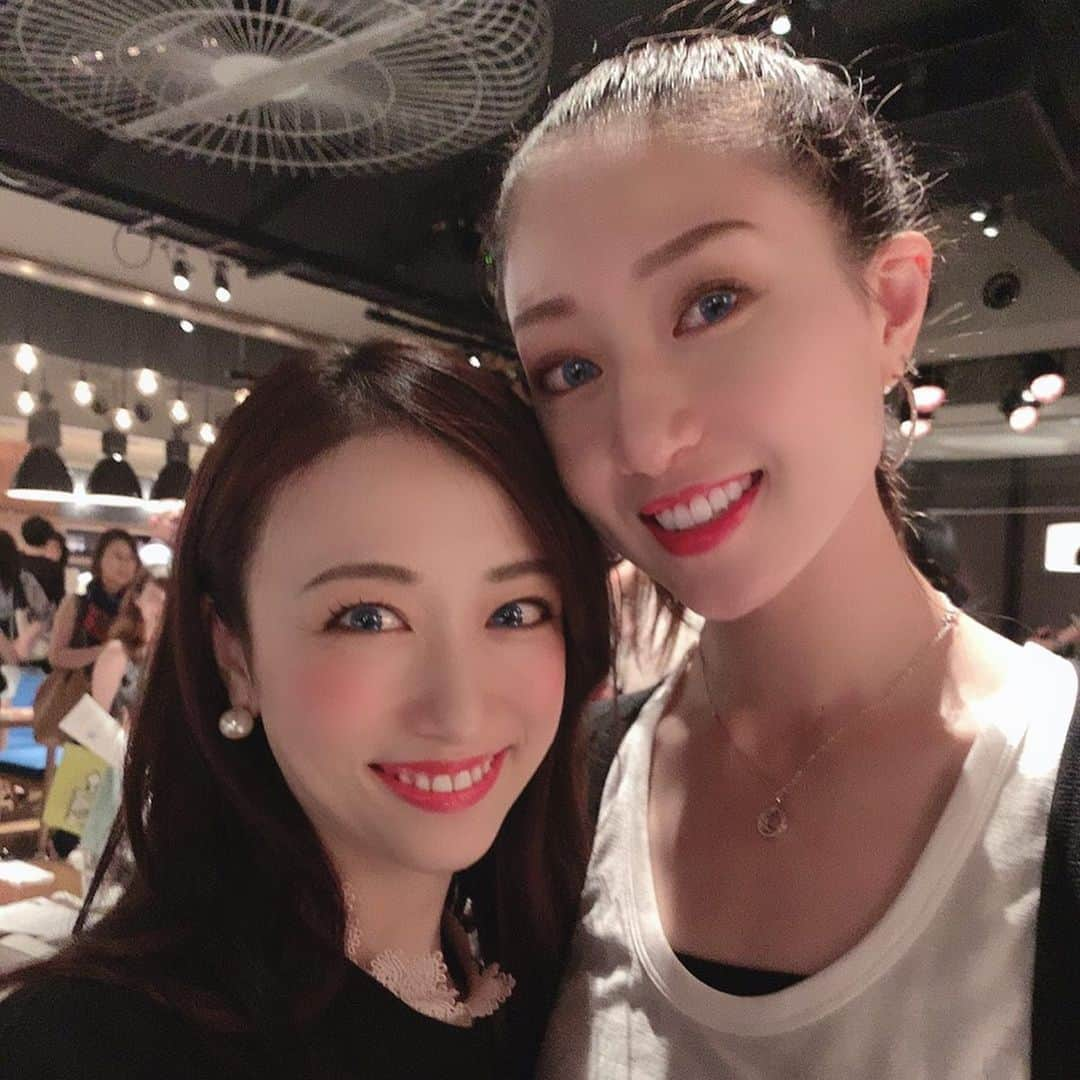 妃白ゆあさんのインスタグラム写真 - (妃白ゆあInstagram)「ＬＲＭ✨沢山来て下さったお客様(*´꒳`*)❤️❤️ . . いつも温かく応援してくれる同期のともこちゃん💓 #夢莉みこ ちゃん お顔見ると安心感しかない大好きなころしゃん #音花ゆり さん いつお会いしてもママとは思えない程美しいりなさん💓 #彩星りおん さん スーパーダンサー #NANOI ちゃん with 紗穂ちゃん エリザベート出演中の歌姫しーちゃん ♪ #彩花まり ちゃん 同じくエリザベート出演中の王子 元ちゃん♪ #山田元 さん with🎻の陽子ちゃん 初舞台で本当にお世話になった元イケメンで今は美女の大さん✨ #鳳翔大 さん 飛んで抱きしめたくなる大好きなぺ さま💓 #海隼人 さん 優れた頭脳をお持ちのなおきさん✨ #直樹じゅん さん . 他にもお写真撮りそびれてしまったけれど沢山😭💓 . 思い出写真☺️❤️❤️ . #リビングルームミュージカル  #LRM #思い出 #photo」8月13日 23時02分 - yua_hishiro