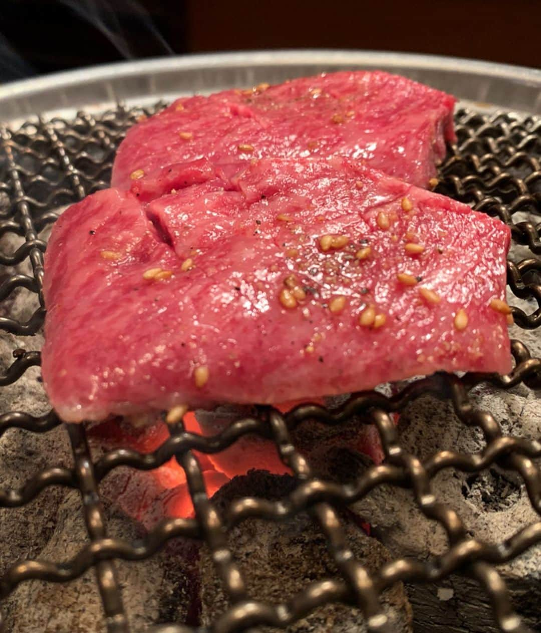 亀田興毅さんのインスタグラム写真 - (亀田興毅Instagram)「ブラザーと焼肉を食べに行ったのは、名店「焼肉くにもと 新館」。この店の牛は雌牛のみ。その中でも選び抜かれた絶世の美女達がまるでランウェイを歩くかの如く次々に入場。相変わらずバキュームガールズコレクションを堪能させてもらったよ。大将、仕上がってる!! 食べログ3.84 かめログ3.92 #焼肉くにもと新館 #数原龍友 #食べログ #かめログ #焼肉 #亀田興毅 #仕上がってる #いききってる #肉王への道 #まだまだ険しい #圧倒的な力の差を見せつけれた」8月13日 23時03分 - kokikameda