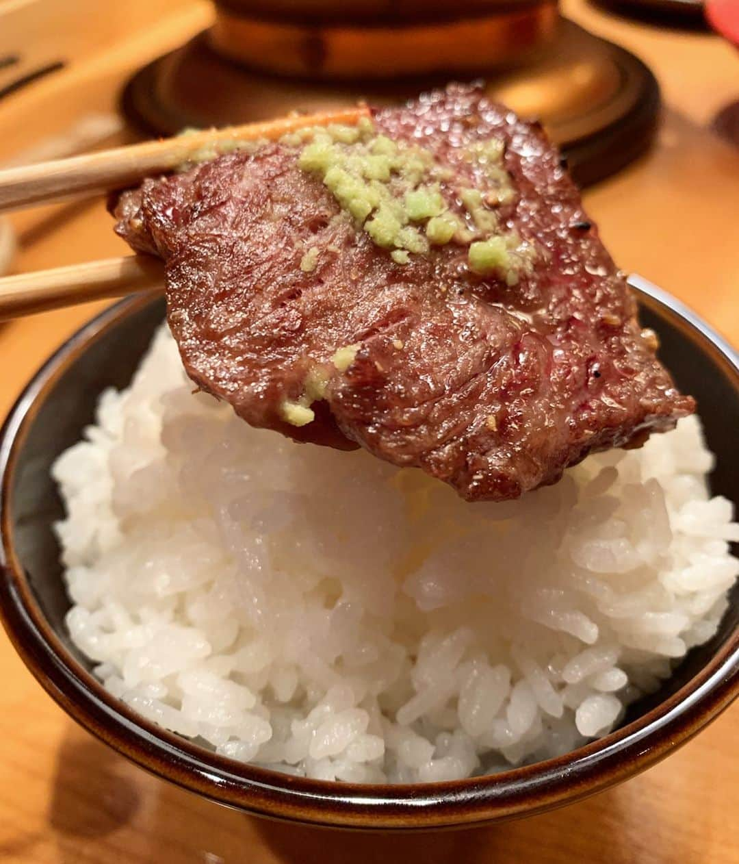 亀田興毅さんのインスタグラム写真 - (亀田興毅Instagram)「ブラザーと焼肉を食べに行ったのは、名店「焼肉くにもと 新館」。この店の牛は雌牛のみ。その中でも選び抜かれた絶世の美女達がまるでランウェイを歩くかの如く次々に入場。相変わらずバキュームガールズコレクションを堪能させてもらったよ。大将、仕上がってる!! 食べログ3.84 かめログ3.92 #焼肉くにもと新館 #数原龍友 #食べログ #かめログ #焼肉 #亀田興毅 #仕上がってる #いききってる #肉王への道 #まだまだ険しい #圧倒的な力の差を見せつけれた」8月13日 23時03分 - kokikameda