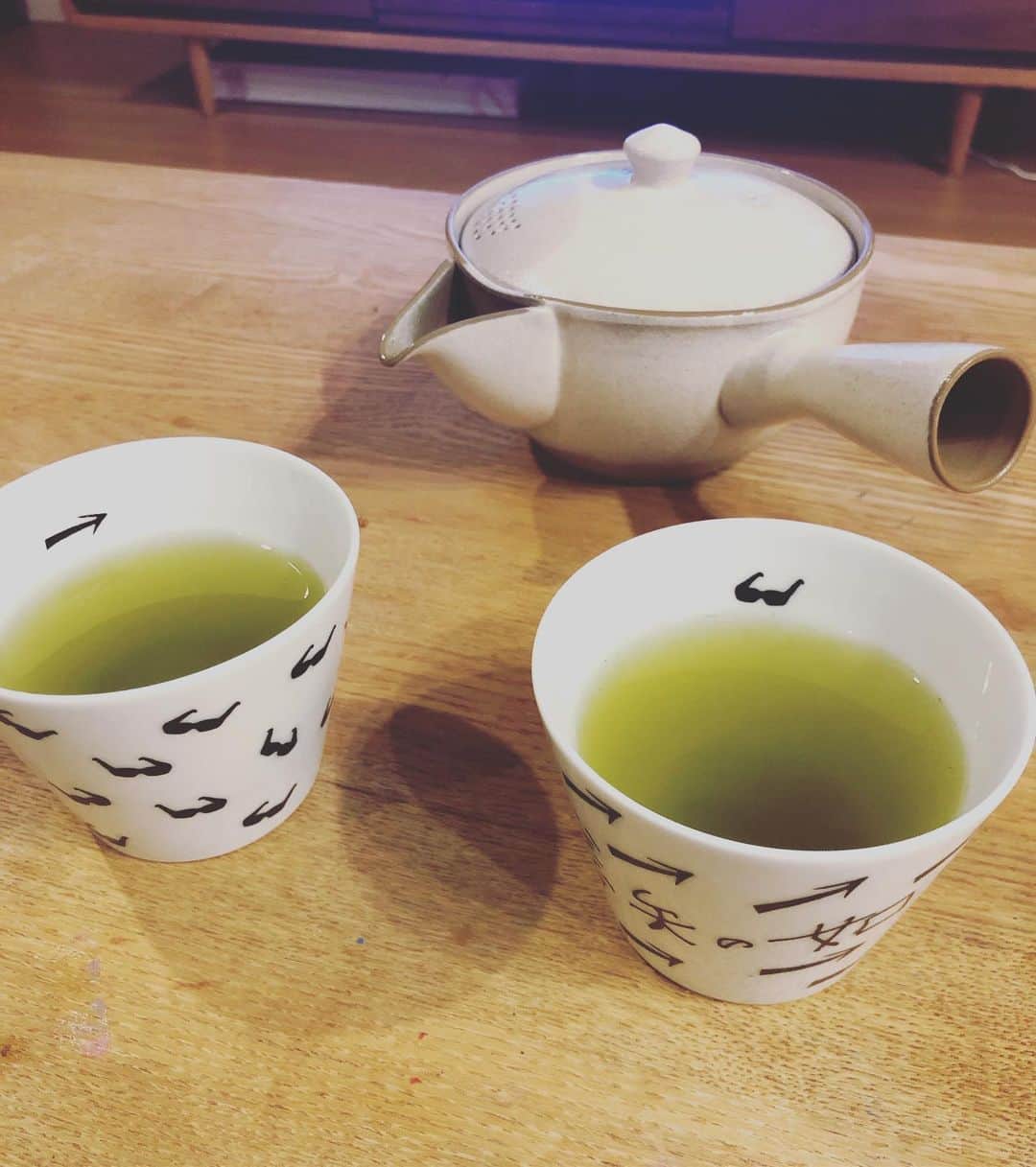のインスタグラム：「お茶タイム🍵 正直、今まで全く興味がなかったこと。 家でお茶を淹れて飲むこと。 紅茶とかコーヒーは淹れるけど、お茶はあんまり淹れなかった。 でも最近、 面倒だなぁと思っていたことを、 丁寧にやってみよう❗️と思い始め、、急須を買って、、、時間をかけて、 丁寧に淹れたお茶は美味しい〜🍵❣️ 色々な煎茶を楽しみたい🍵 #煎茶 #焙じ茶 もね #お茶 飲みながら #読書タイム な #お盆」