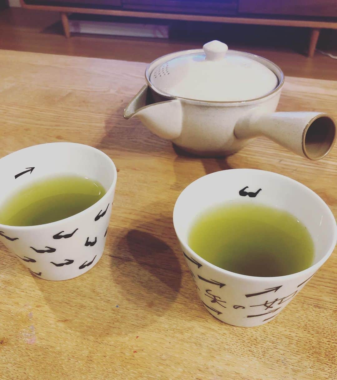 依布サラサさんのインスタグラム写真 - (依布サラサInstagram)「お茶タイム🍵 正直、今まで全く興味がなかったこと。 家でお茶を淹れて飲むこと。 紅茶とかコーヒーは淹れるけど、お茶はあんまり淹れなかった。 でも最近、 面倒だなぁと思っていたことを、 丁寧にやってみよう❗️と思い始め、、急須を買って、、、時間をかけて、 丁寧に淹れたお茶は美味しい〜🍵❣️ 色々な煎茶を楽しみたい🍵 #煎茶 #焙じ茶 もね #お茶 飲みながら #読書タイム な #お盆」8月13日 23時03分 - sarasaifu