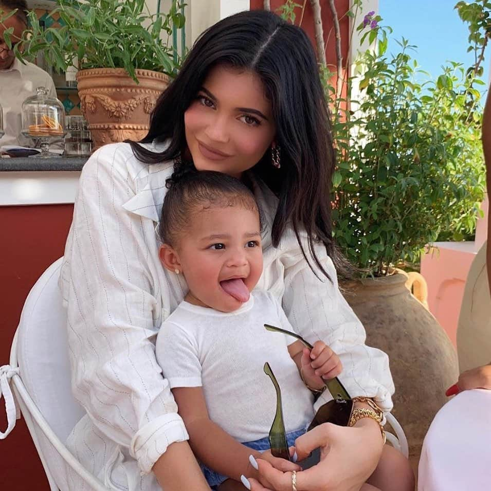 ELLE Magazineさんのインスタグラム写真 - (ELLE MagazineInstagram)「The best part of #KylieJenner’s big Italy birthday trip? All the adorable photos she’s posting of her and her daughter #Stormi wearing matching outfits. Link in bio for all the pics so far, including the one of them twinning in blue dresses. #regram @kyliejenner」8月13日 23時14分 - elleusa