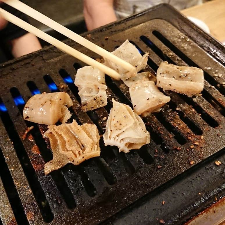 ピックさんのインスタグラム写真 - (ピックInstagram)「最後の晩餐🍻🍻🍻🍻 、 名古屋のホルモンは、豚がメイン❗ とんちゃんや、ドーナツ喉軟骨 ミノ  味噌味なのよ 、 徳島はね‼️ホルモン屋自体なく、 焼き肉行くときに、牛ホルモン食べるのしかなく❗ 、 目ん玉飛び出して‼️豚💦💦💦 って❗びっくりしてましたが、 めちゃくちゃ気に入ってもらえてよかった❗ 、 愛知県と、徳島県の食の違いに、びっくりしながら、知ることができてよかったって❗ 、 明日でお別れ また、会う日まで😍 、 師匠は、飲みすぎて(笑)🤣🤣🤣 はじめてみた(笑)🤣🤣🤣 酔っぱらいの師匠 、 それもこれもまた、思い出😃 ありがとう❤️ 、 #ホルモン #モツ  #愛知県 #徳島県 #外食 #最後の晩餐  #美味しかった #牛ホルモン #お友達 #親友 #家族 #夫婦 同士 #ビール #ハイボール #バイバイ #焼き肉 #ミノ #犬友 #カンパーイ #ありがとう #またね」8月13日 23時08分 - pick09040904