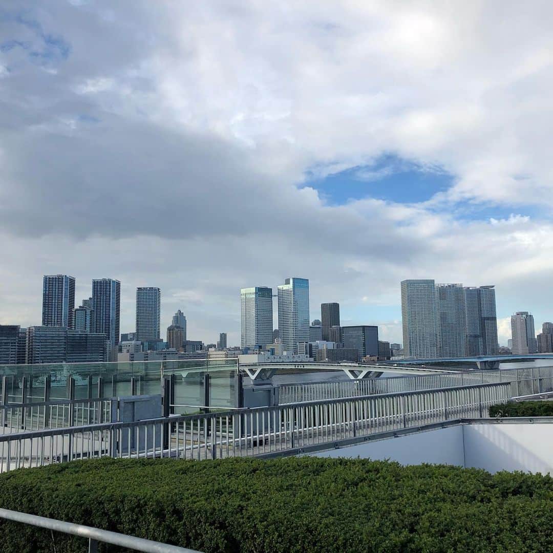 阿部洋子さんのインスタグラム写真 - (阿部洋子Instagram)「🦈🍅🍆🥑🥦🥒🌶🌽🥕🥔🍠 生放送終わりに、取材へ。 屋上緑化広場からの眺め。 広々として、キモチの良い場所。 デートの穴場(笑) #豊洲市場 #初潜入  詳しくはまた番組で。 #nofilter」8月13日 23時09分 - hirocoring