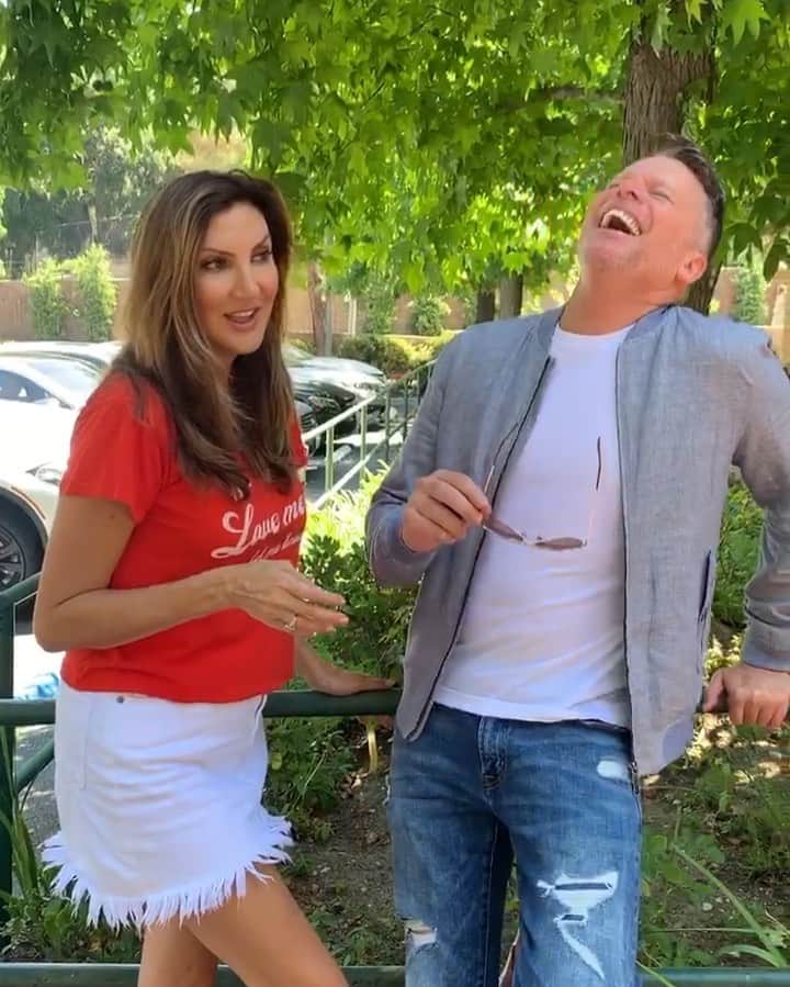 ヘザー・マクドナルドのインスタグラム：「Brand new Juicy Scoop up now with your favorite, @chrisfranjola ! Chris and I explore the 4 possible scenarios that could have really happened with pedophile Jeffrey Epstein’s apparent suicide. Miley is making out with Brody Jenner’s ex. Dramatic read of Bachelor in Paradise leaked texts and secret sex parties with Brooke Mueller in the Hamptons. What do you think of the Bachelor in Paradise texts?  Juicy Scoop with Heather Mcdonald available on iTunes and the podcast app!」