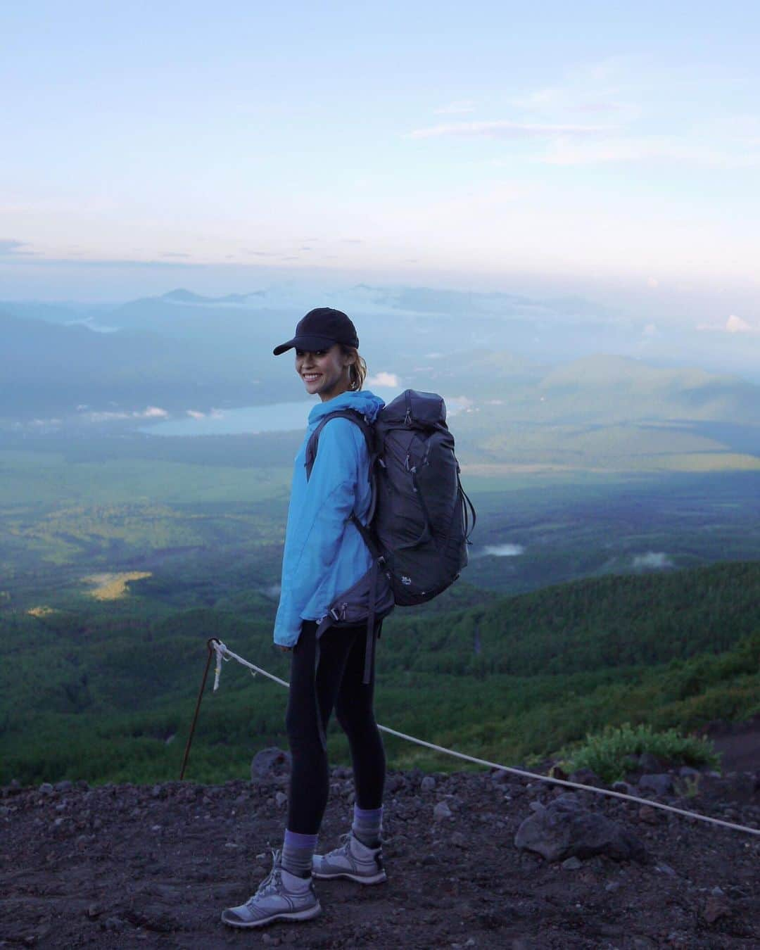 Risako Yamamotoさんのインスタグラム写真 - (Risako YamamotoInstagram)「悪天候の中の登山かと思った今回🏔 登り始めたと同時に雨が止み、夜になると山小屋からペルセウス座流星群を見れました😍✨💫 ・ ・ お祈りもした♡😌🙏🏻💫✨♥️ #hiking #hikinggirl #登山 #富士登山 #富士山 #山ガール  #吉田ルート#ペルセウス座流星群 #流れ星 #makeawish」8月13日 23時13分 - risako_yamamoto